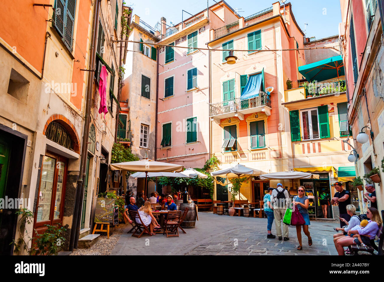 Monterosso al Mare, Italie - 02 septembre 2019 : Les gens sont assis dans un restaurant et bars sur l'agréable rue à Monterosso al Mare, Cinque Terre, ita Banque D'Images