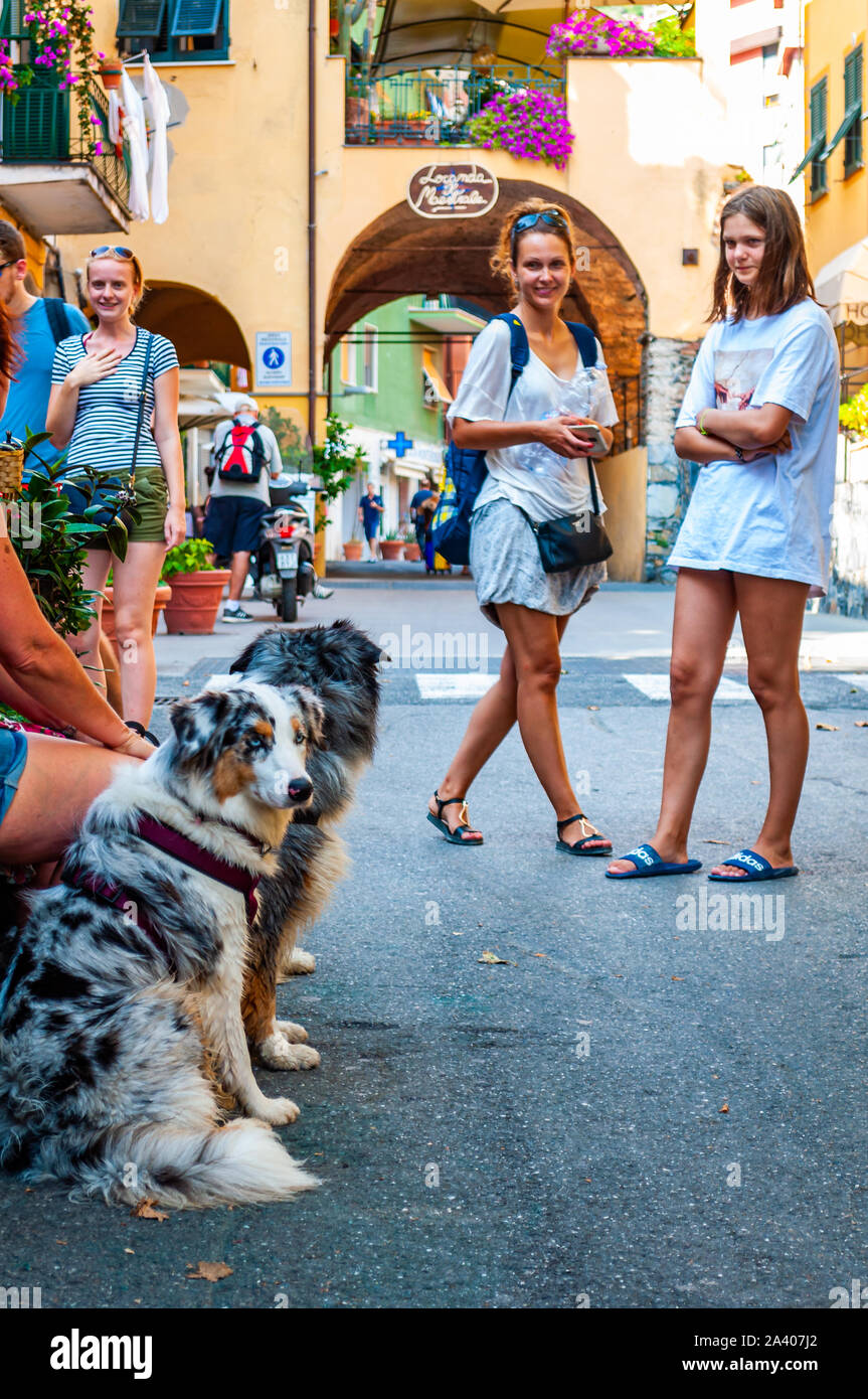 Monterosso al Mare, Italie - 02 septembre 2019 : Quelques personnes sont assises sur un banc avec leurs chiens, d'autres sont la marche, le voyage par une dynamique confortable st Banque D'Images