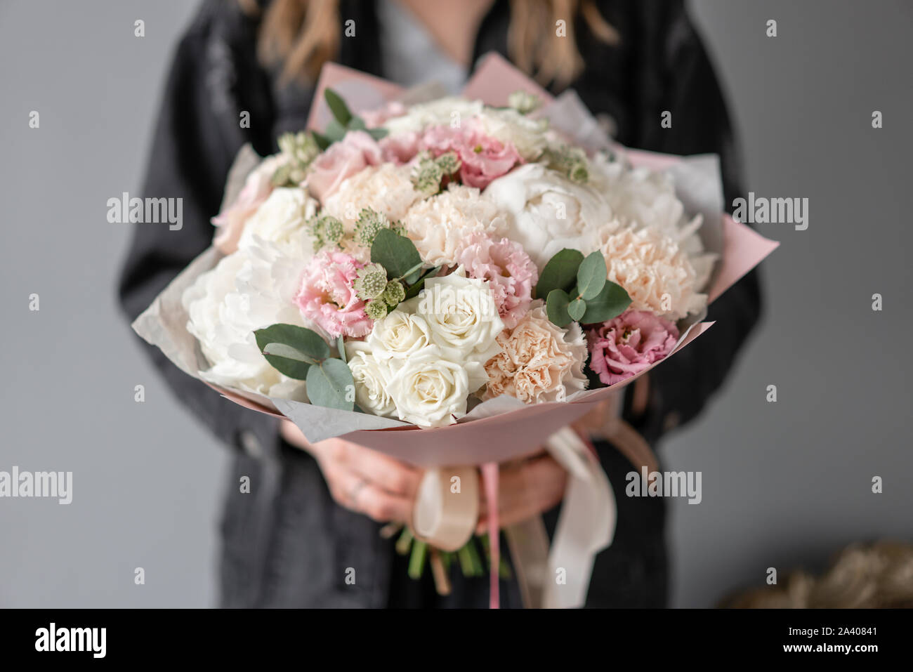 Magnifique petit bouquet de fleurs en main femme. Boutique de fleurs concept. Livraison de fleurs. Pivoines blanches Banque D'Images
