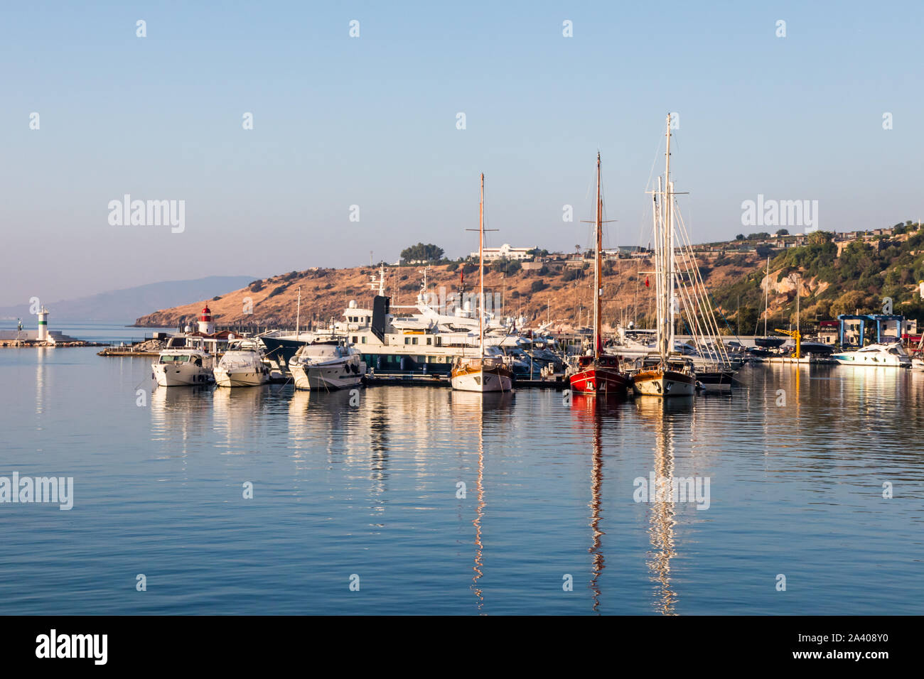 Yachts amarrés dans le port intérieur avec le château en arrière-plan, Bodrum, Turquie Banque D'Images