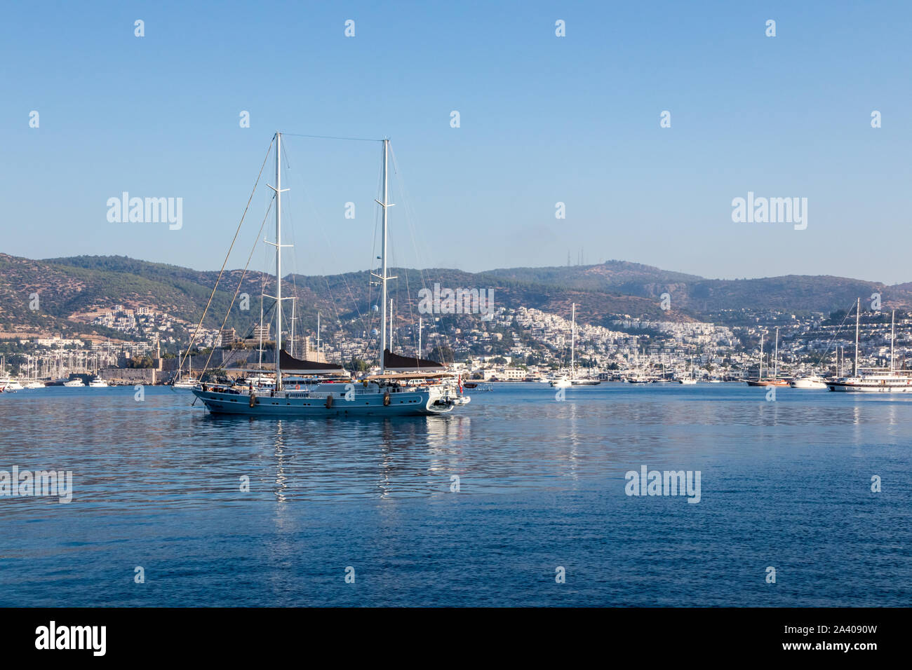 Yachts amarrés dans le port externe avec le château en arrière-plan, Bodrum, Turquie Banque D'Images