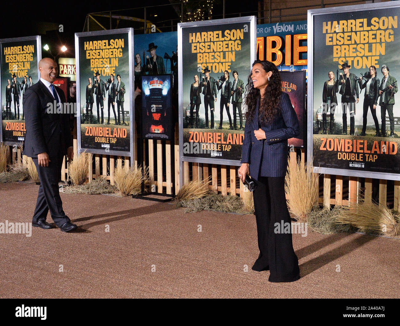 Los Angeles, United States. 10 Oct, 2019. Rosario Dawson acteur et sénateur des États-Unis et le candidat démocrate à Cory Booker (D-NJ) assister à la première du film 'horreur comédie Zombieland : Touchez deux fois' au Regency Village Theatre dans la section de Los Angeles Westwood le jeudi 10 octobre, 2019. Scénario : Columbus, Tallahassee, Wichita et Little Rock, passer à l'Amérique heartland alors qu'elles affronteront contre zombies évolué, d'autres survivants, et la crise de croissance de la famille de fortune désagréable. Photo par Jim Ruymen/UPI UPI : Crédit/Alamy Live News Banque D'Images