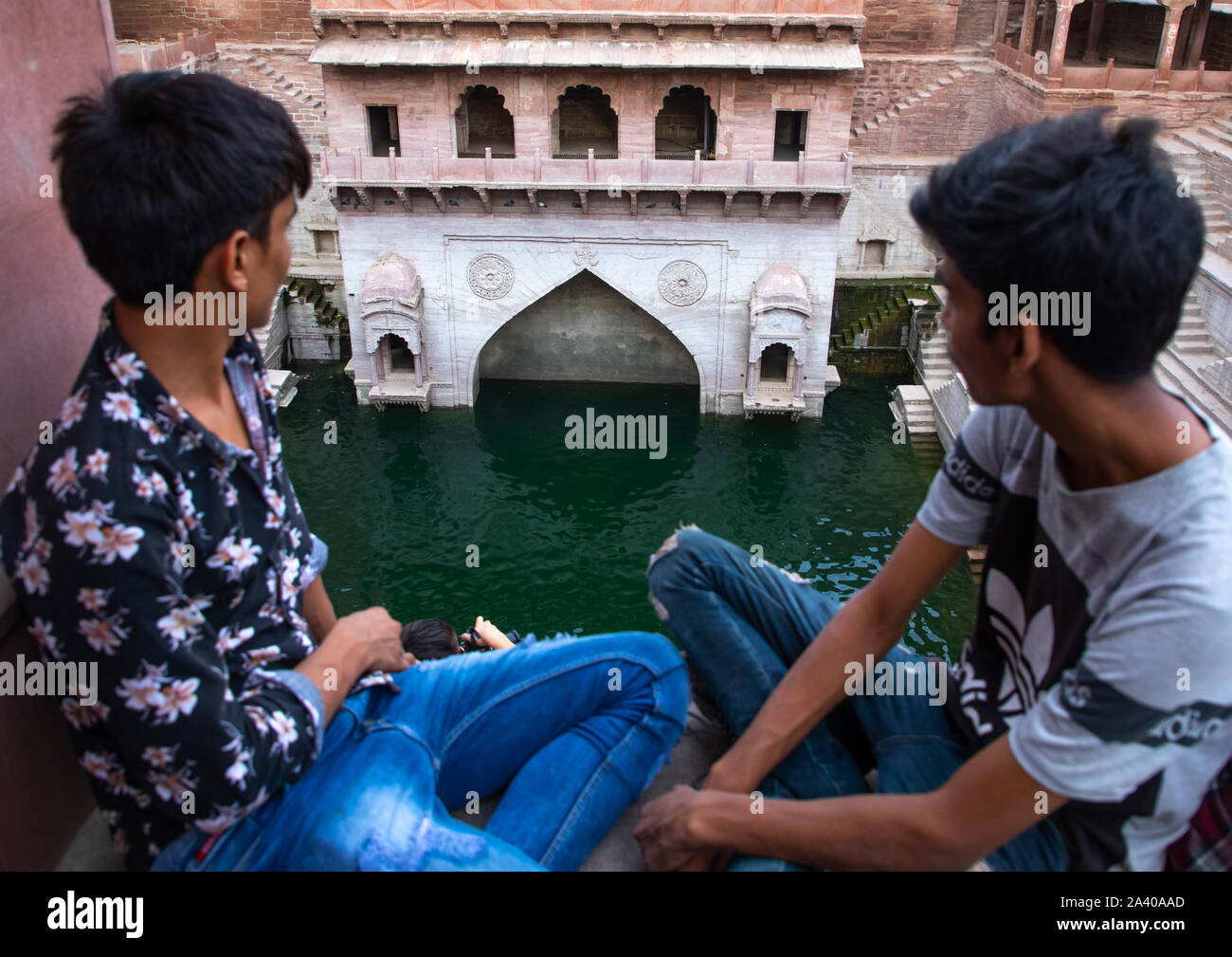 Les garçons indiens à toorji Jhalra au ka cage, Rajasthan, Jodhpur, Inde Banque D'Images