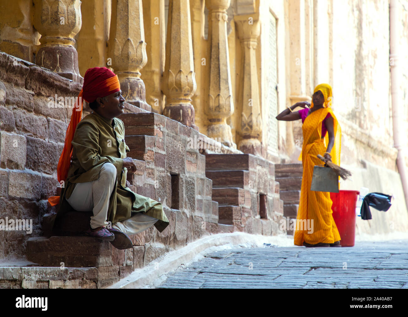 Garde côtière indienne avec une femme de fort Mehrangarh, Rajasthan, Jodhpur, Inde Banque D'Images