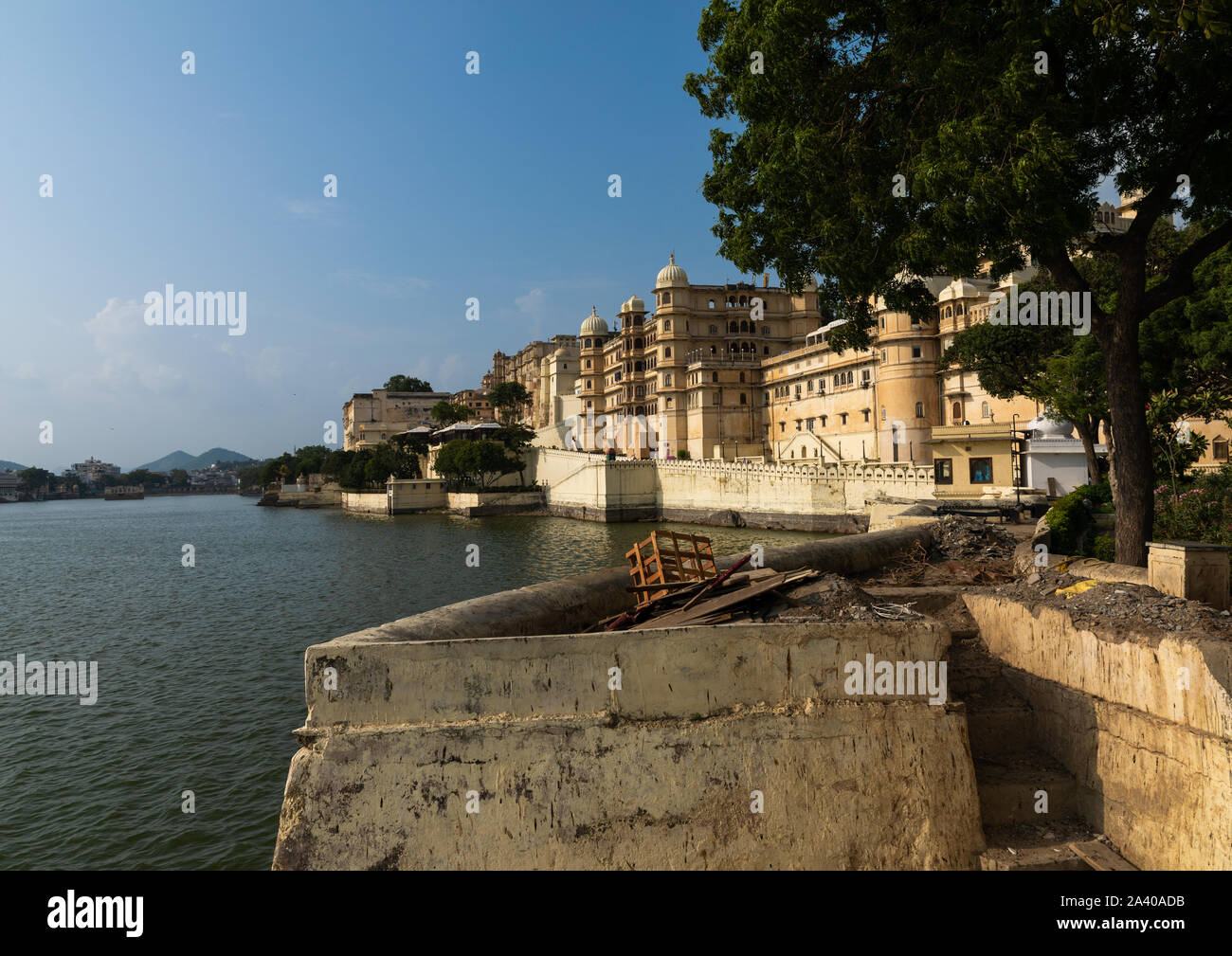Le palais de la ville le long du lac Pichola, Udaipur, Rajasthan, Inde Banque D'Images