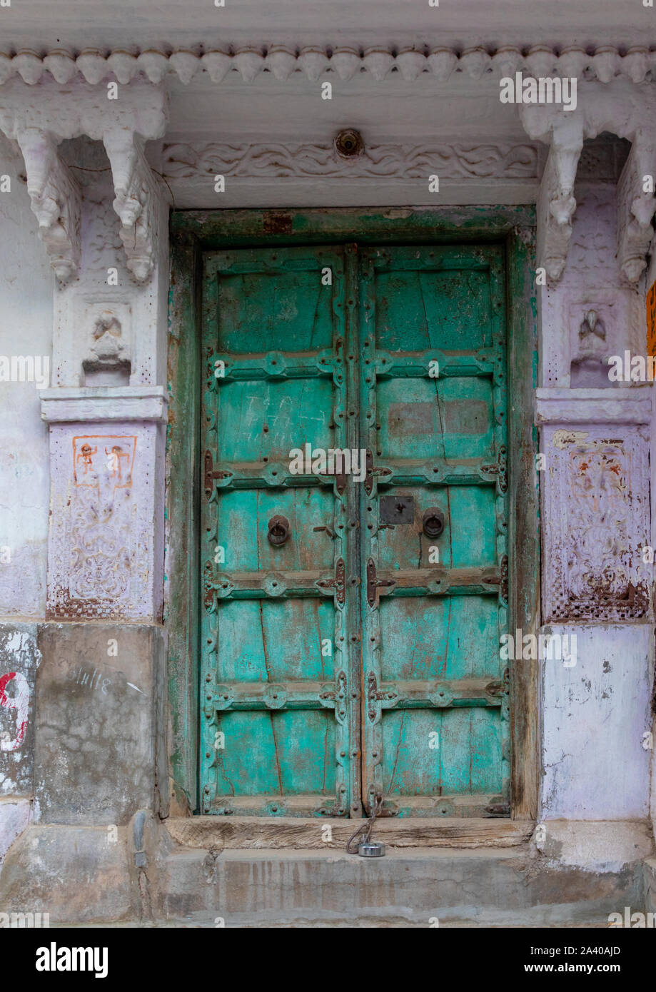 Porte en bois vert d'un haveli, Rajasthan, Jodhpur, Inde Banque D'Images