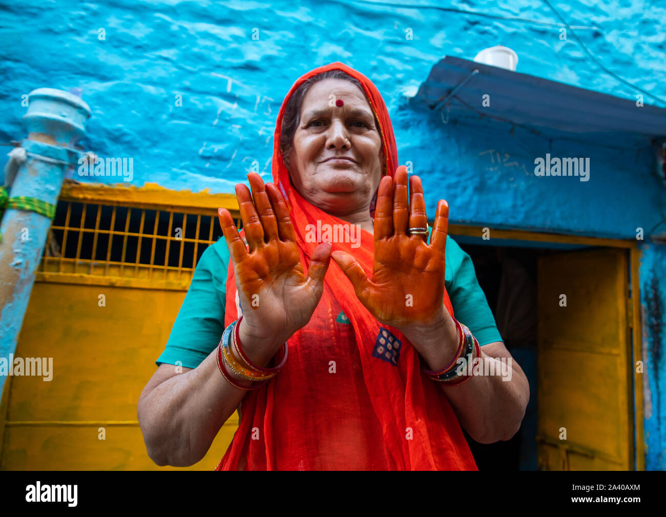 Portrait d'une femme en sari traditionnel rajasthani montrant ses mains orange avec le henné, Rajasthan, Jodhpur, Inde Banque D'Images