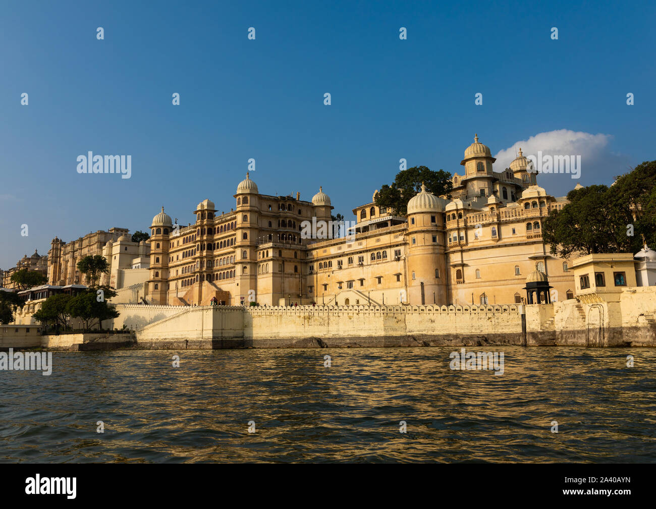 Le palais de la ville le long du lac Pichola, Udaipur, Rajasthan, Inde Banque D'Images