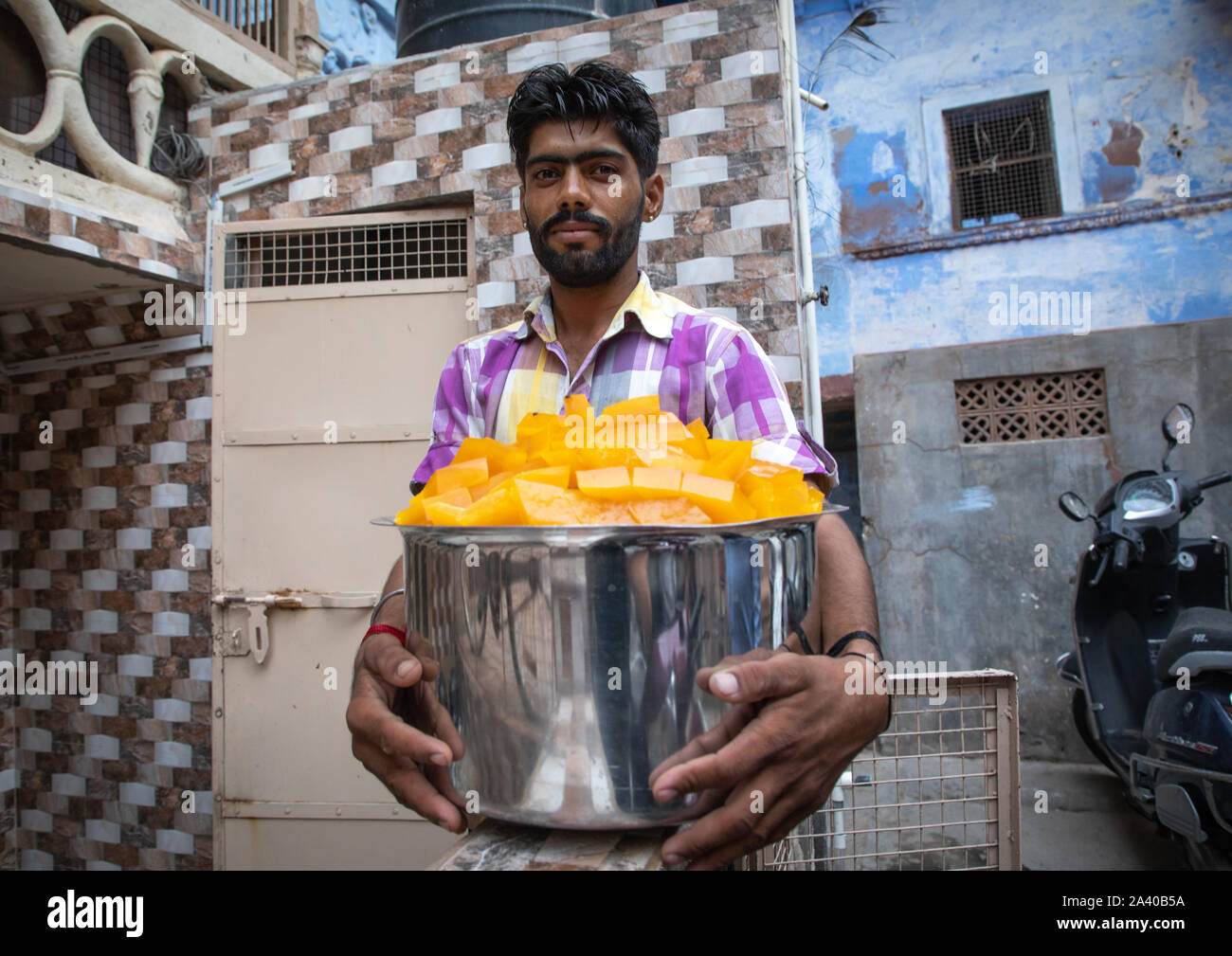 L'homme indien transportant de la nourriture dans la rue, Rajasthan, Jodhpur, Inde Banque D'Images