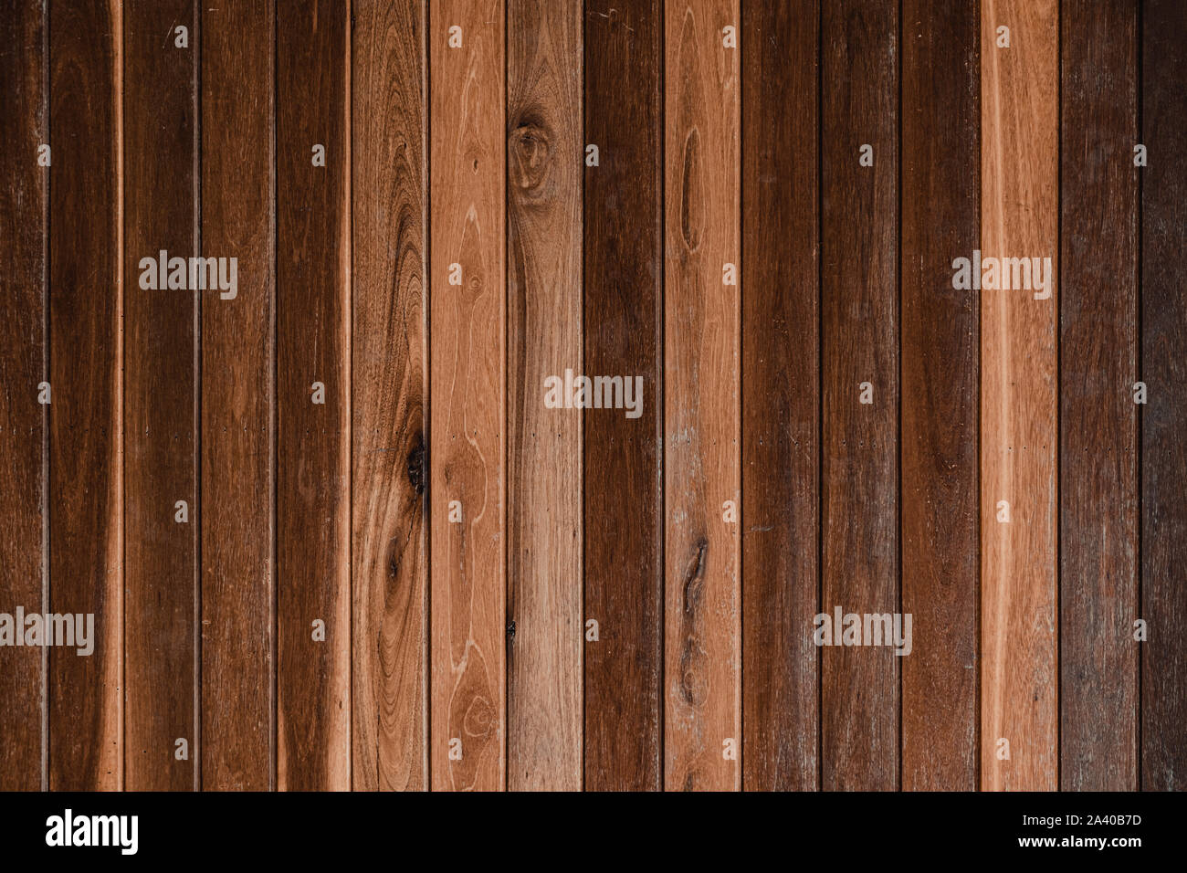 Texture bois brun foncé avec motif à rayures naturelles pour le fond, surface en bois pour ajouter du texte ou des travaux d'art décoration design Banque D'Images