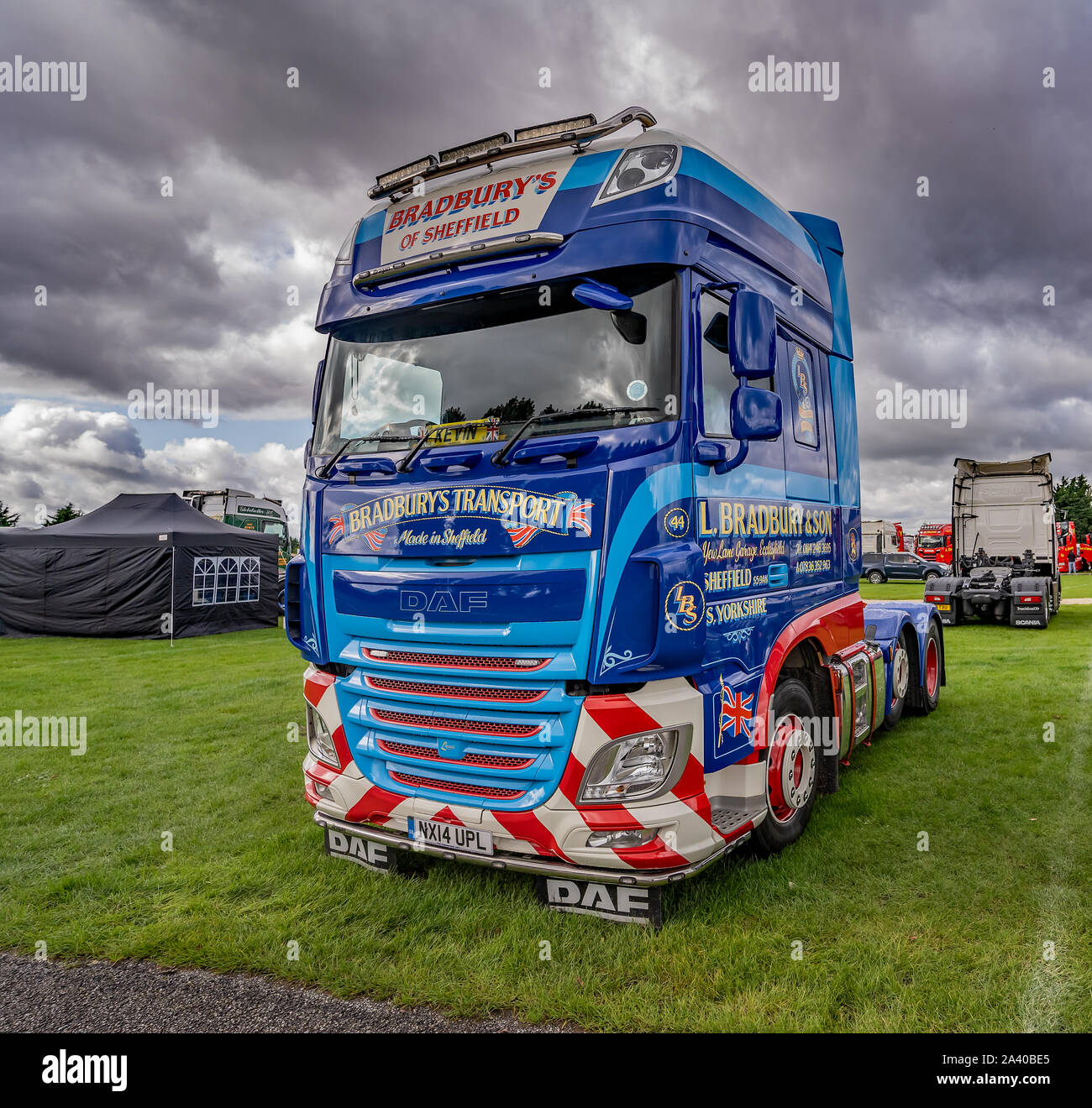 Poids lourds DAF personnalisé administré par Bradburys sur l'affichage transport pour juger lors de l'Assemblée Newark Truckfest Banque D'Images Poids lourds DAF personnalisé administré par Bradburys sur l'affichage transport pour juger lors de l'Assemblée Newark Truckfest Banque D'Images