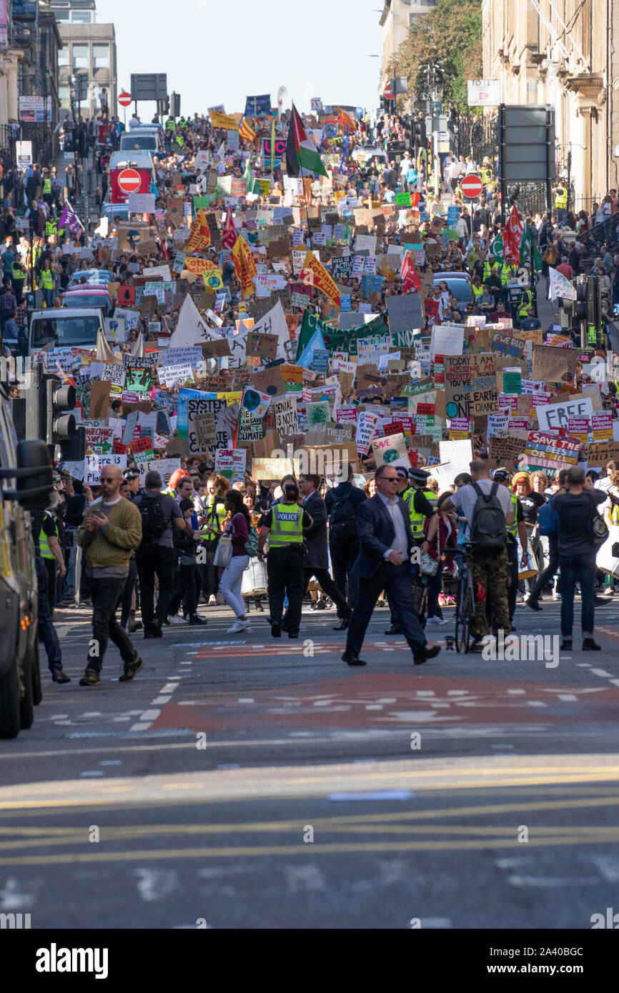 Marcheurs sur manifestation de masse contre le changement climatique sur leur façon de George Square Glasgow. Banque D'Images