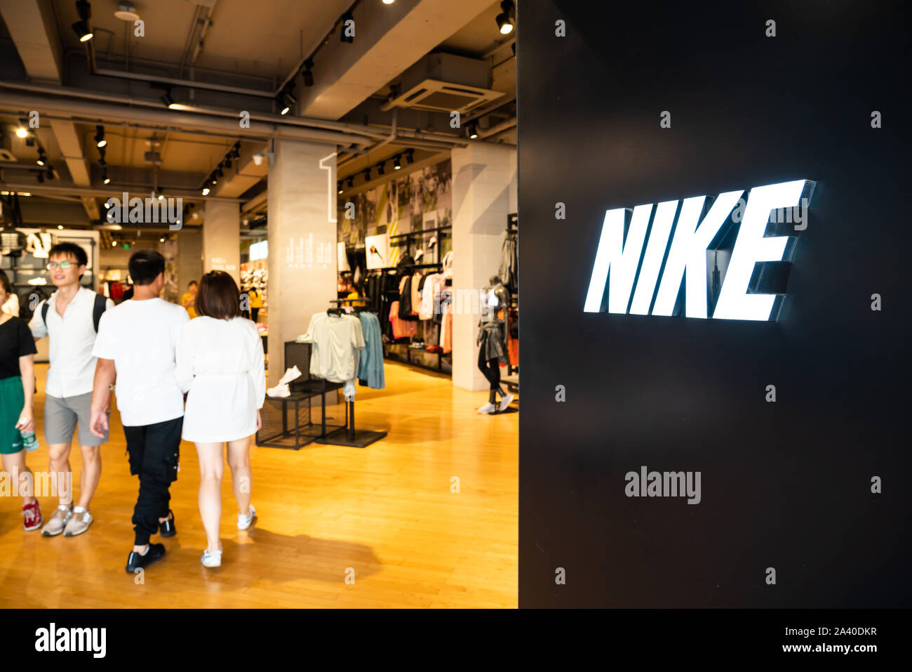 Les clients visitent multinationale américaine fabricant de vêtements de sport Nike store à Shenzhen. Banque D'Images