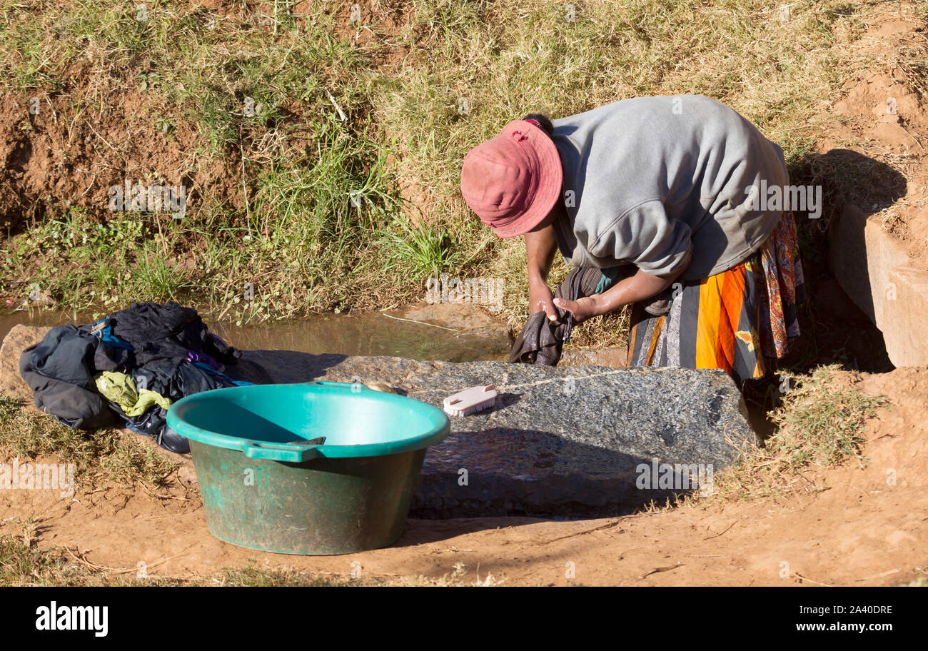Méconnaissable femme faire la lessive dans une rivière, à Madagascar Banque D'Images