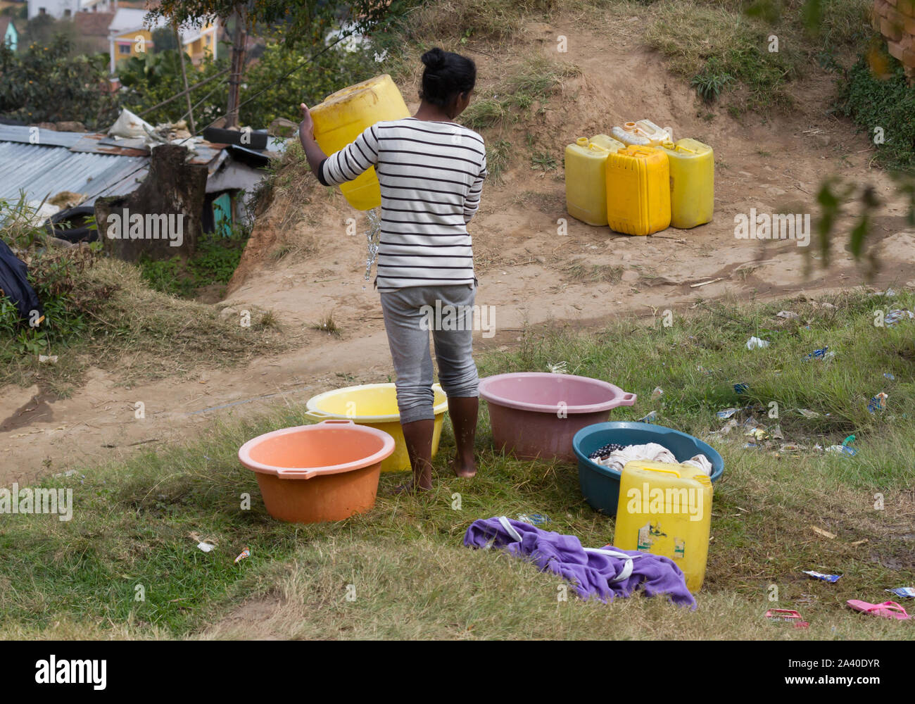 Méconnaissable femme faire la lessive dans une rivière, à Madagascar Banque D'Images