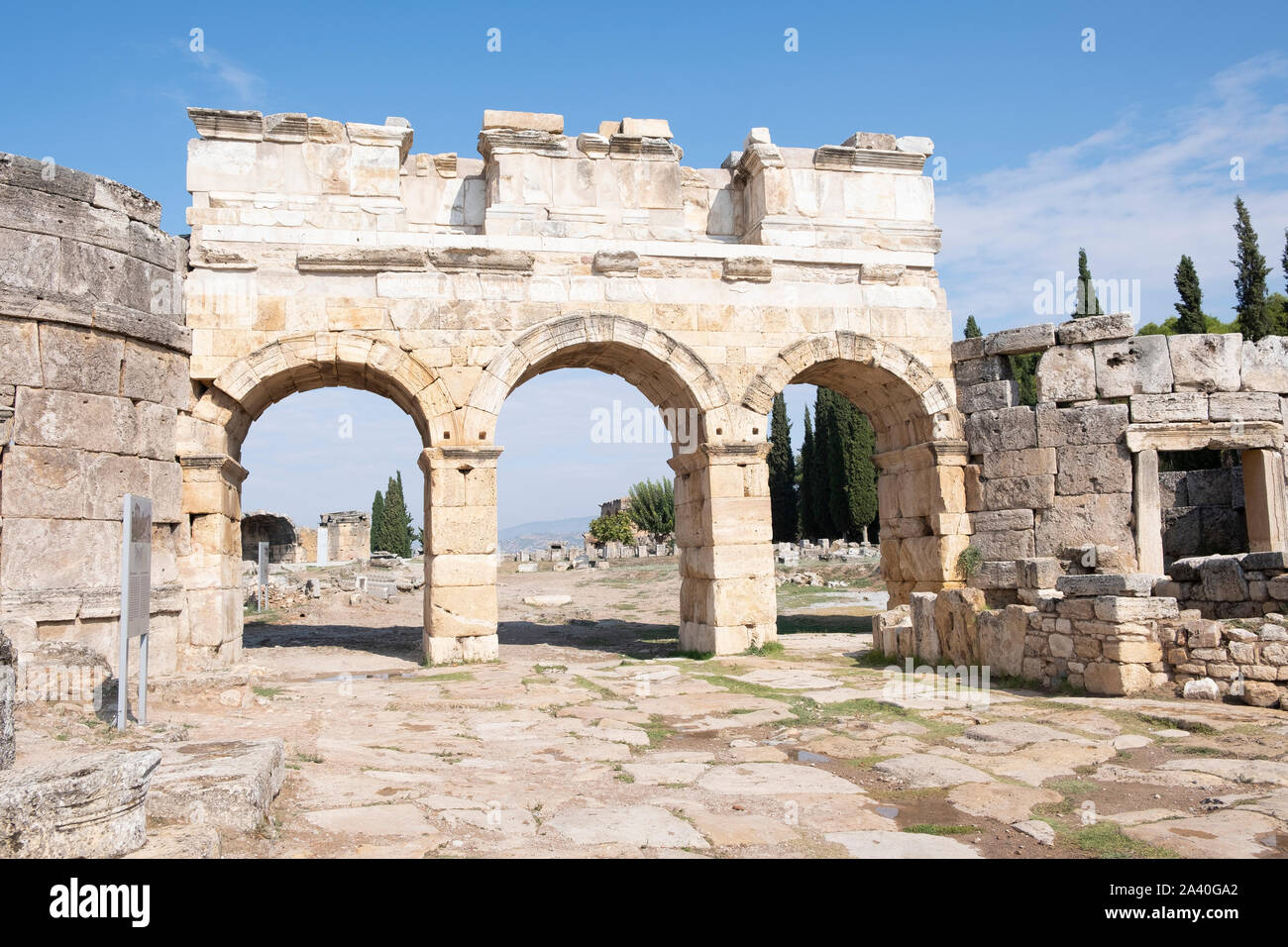 Ville antique de Hiérapolis, ruines porte romaine du Nord, Pamukkale, Denizli, Turquie Banque D'Images