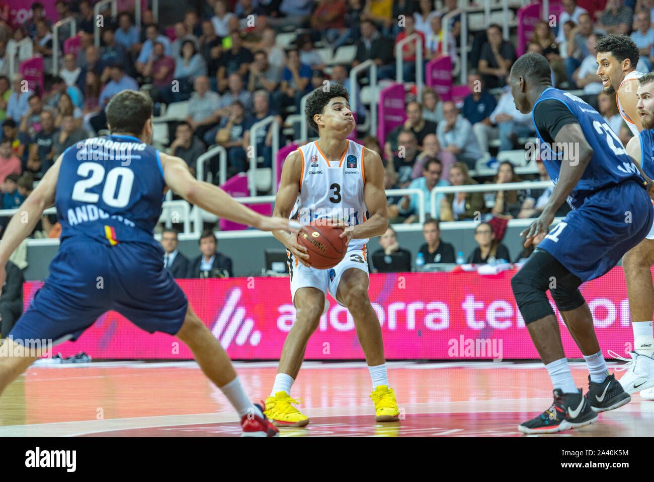 Andorre-la-Vieille, Andorre : Octobre 2019 : 06 joueurs en action au Liga ACB Endesa match entre Mora Banc Andorra BC et Ulm Rathiopharm. Banque D'Images