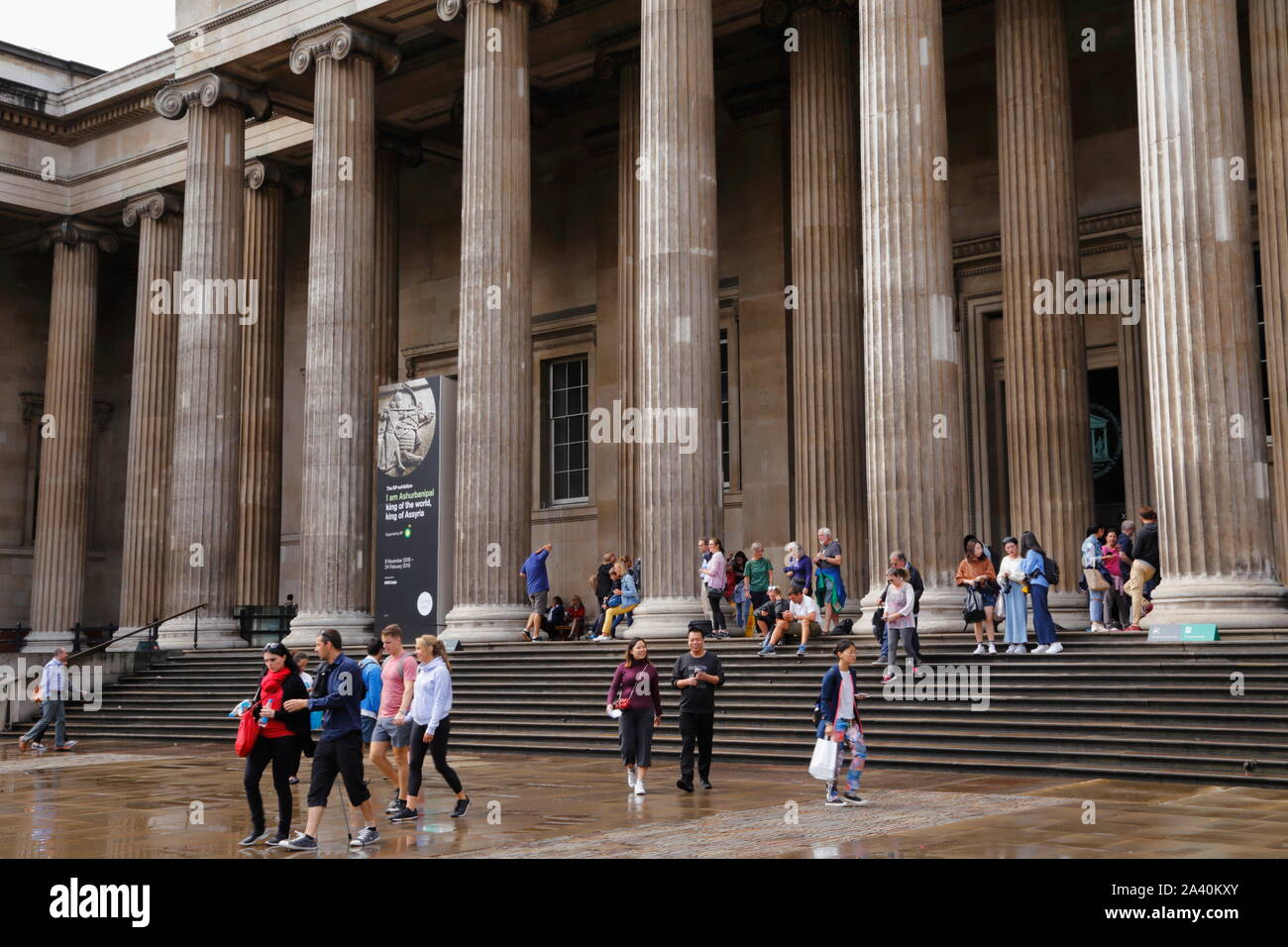 Les gens de l'extérieur de l'entrée du British Museum à Londres, Royaume-Uni, en début d'après-midi, au cours de l'été. Banque D'Images