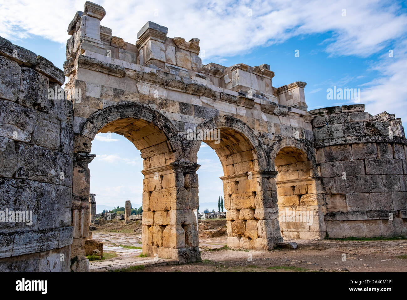 Ville antique de Hiérapolis, ruines porte romaine du Nord, Pamukkale, Denizli, Turquie Banque D'Images