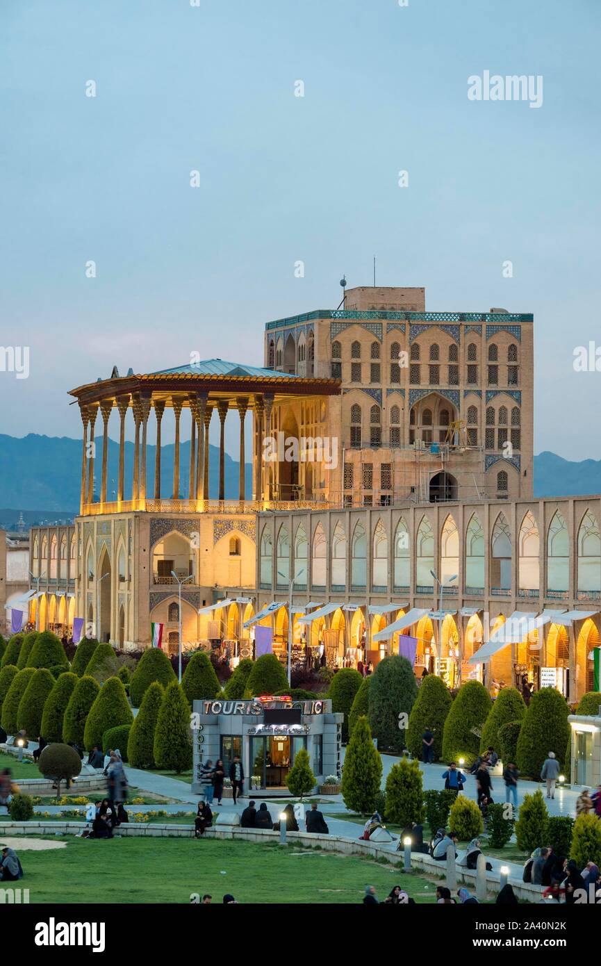 Palais Ali Qapu, au crépuscule, en Maydam-e Iman square, Ispahan, Iran Banque D'Images
