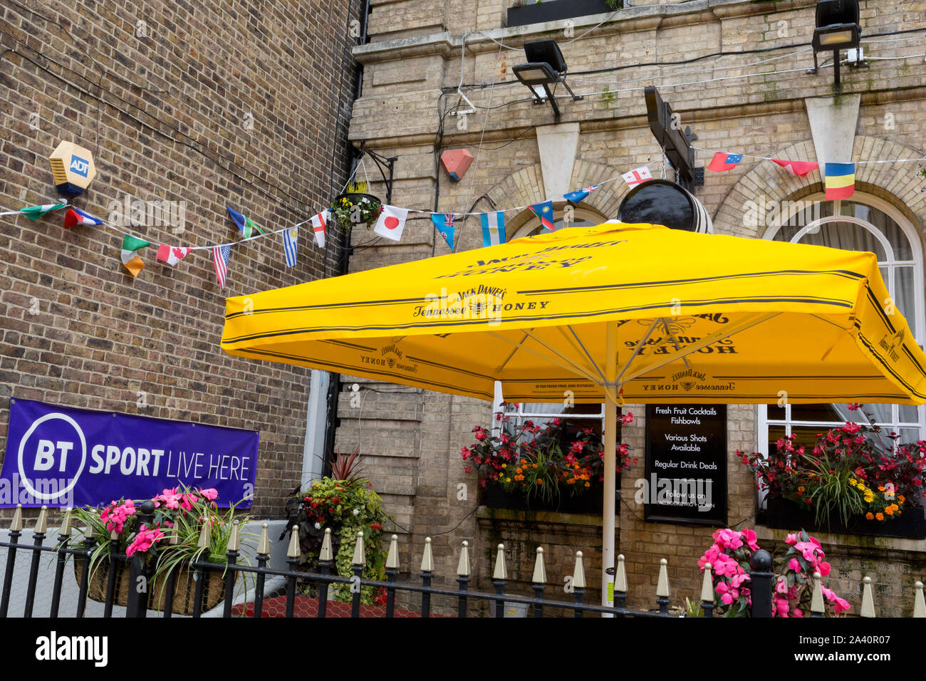 Les drapeaux de nombreuses nations accrocher à l'extérieur de l'untidily pub Royal Oak, le 3 octobre 2019, à Dartford, Kent, Angleterre. Les électeurs de Dartford ont voté à 64  % en faveur d'Brexit pendant le référendum de 2016. Banque D'Images
