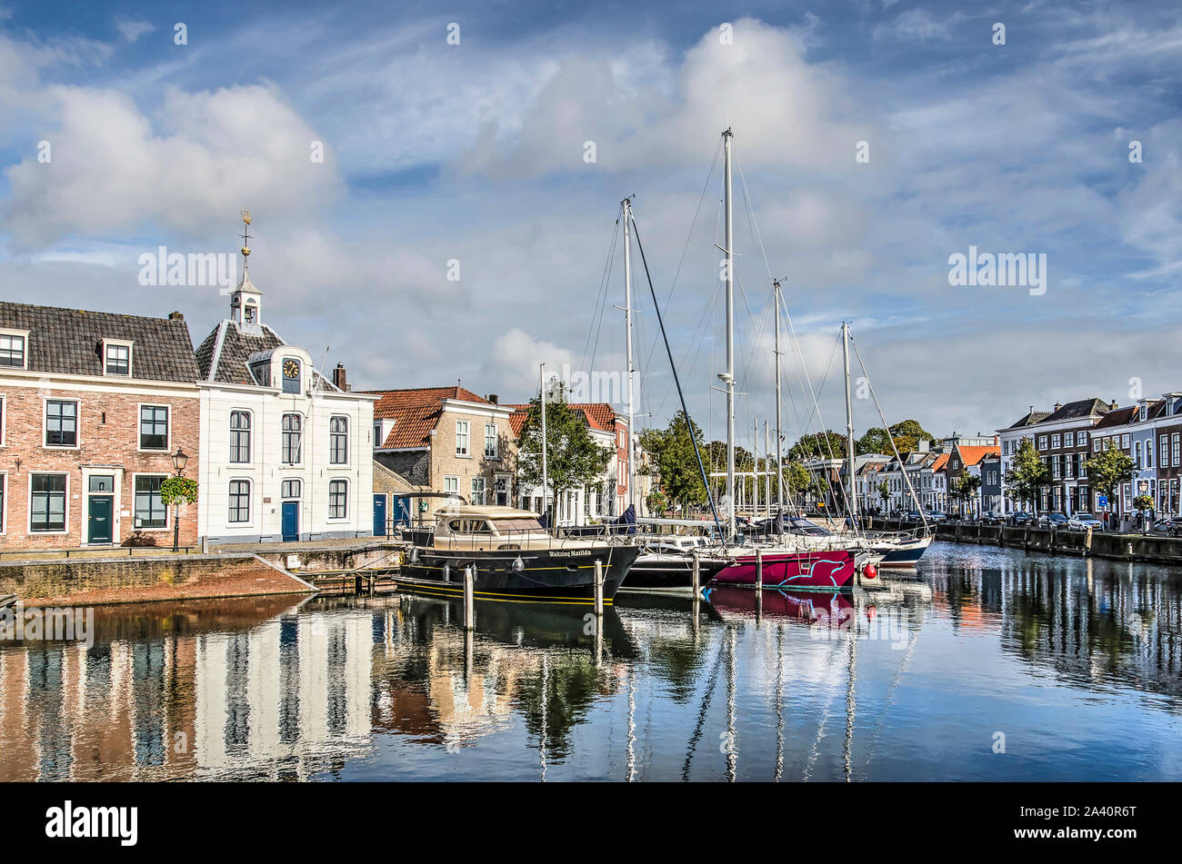 Va, les Pays-Bas, le 9 octobre 2019 : vue depuis le sud-ouest le long de l'eau réfléchissante du port de la vieille ville avec ses maisons historiques et moder Banque D'Images