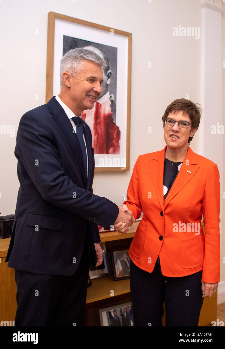 Riga, Lettonie. Oct 11, 2019. Annegret Kramp-Karrenbauer (CDU), Ministre de la Défense, Artis Pabriks, ministre de la défense de la Lettonie, de serrer la main à une réunion au ministère de la Défense. Le voyage de deux jours du ministre de la défense de la Lituanie, l'Estonie et la Lettonie comprend des entretiens politiques et une visite à les soldats allemands qui y sont déployés. Credit : Monika Skolimowska/dpa-Zentralbild/dpa/Alamy Live News Banque D'Images