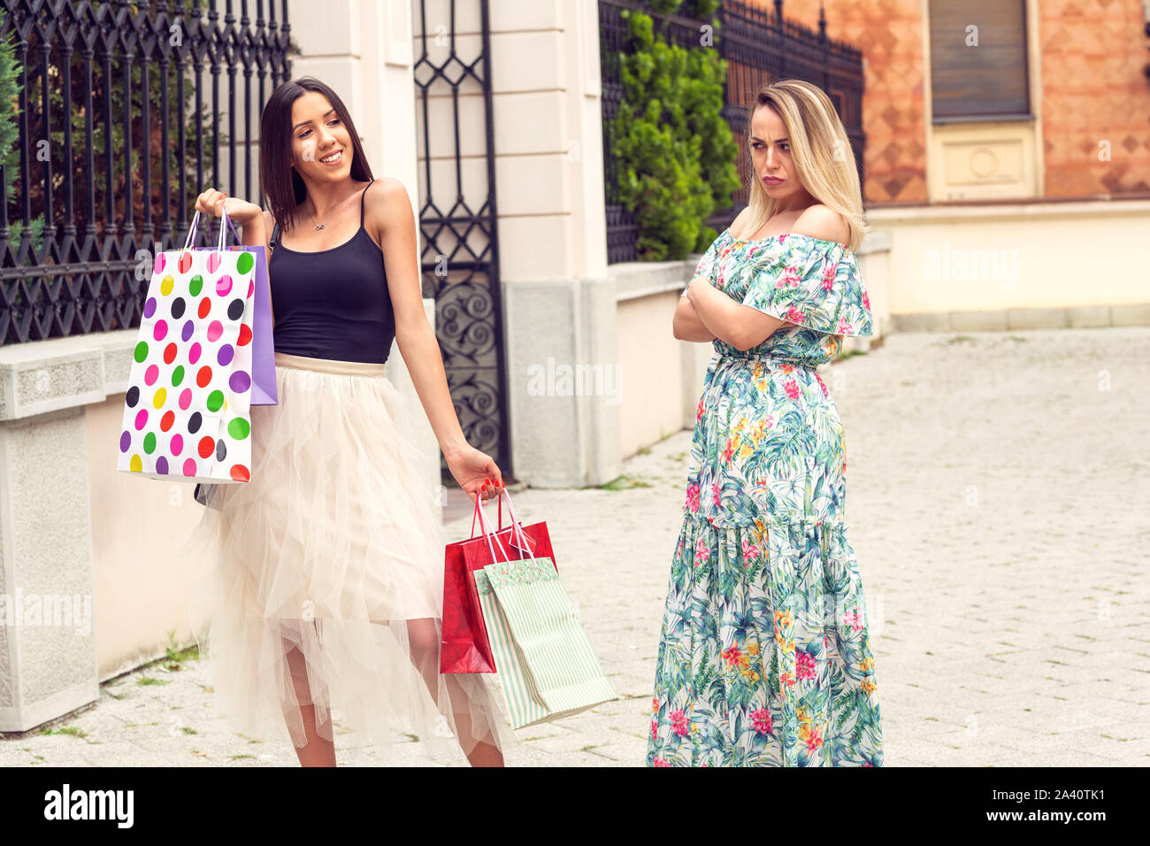 Girl with shopping bags, concept de promotions et de shopping, jaloux young woman shopping et argumenter Banque D'Images