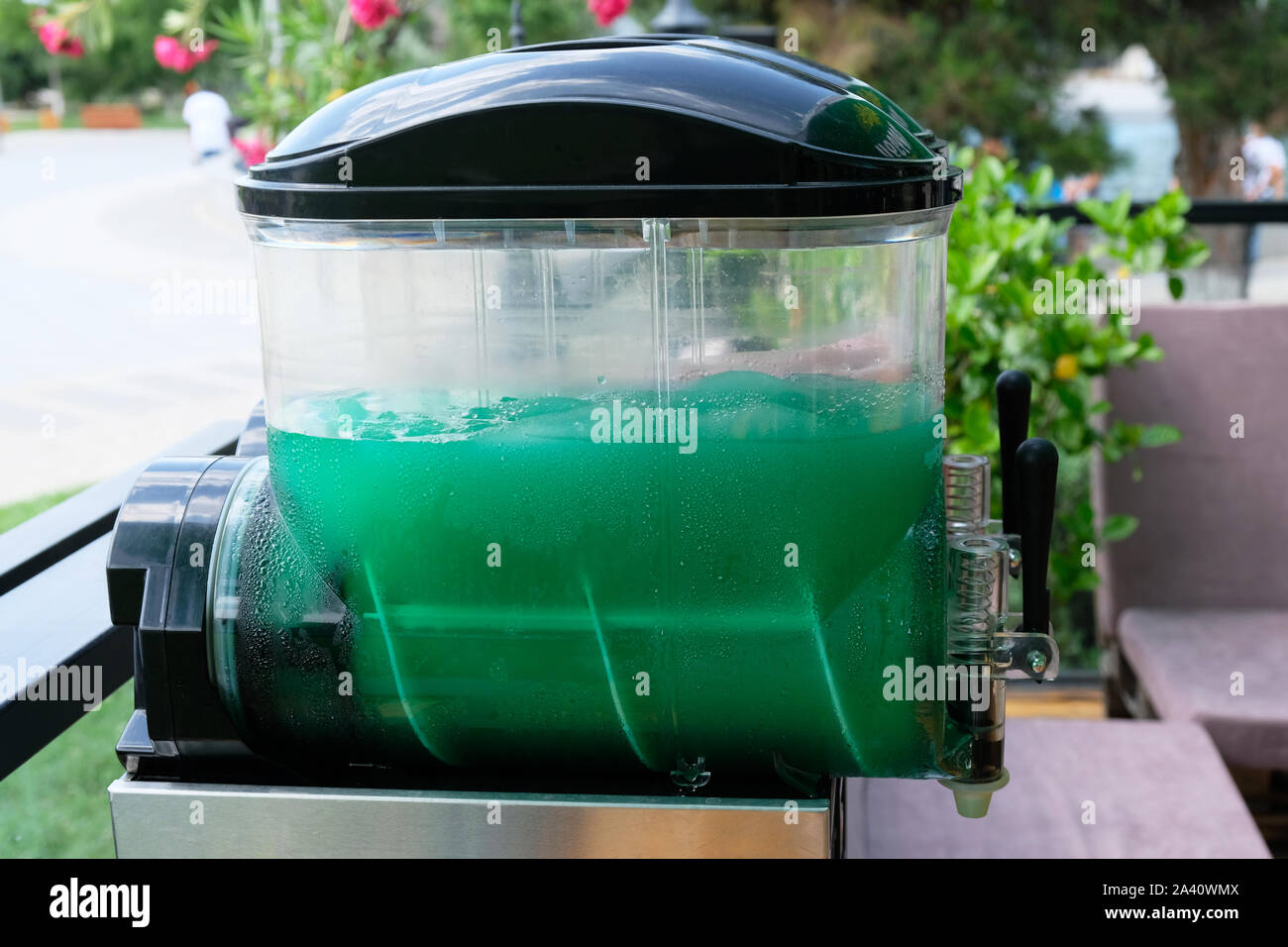 La glace visqueuse verte verre Conteneur, l'extérieur en été. Une délicieuse boisson rafraîchissante pour étancher votre soif dans la chaleur extrême. Banque D'Images