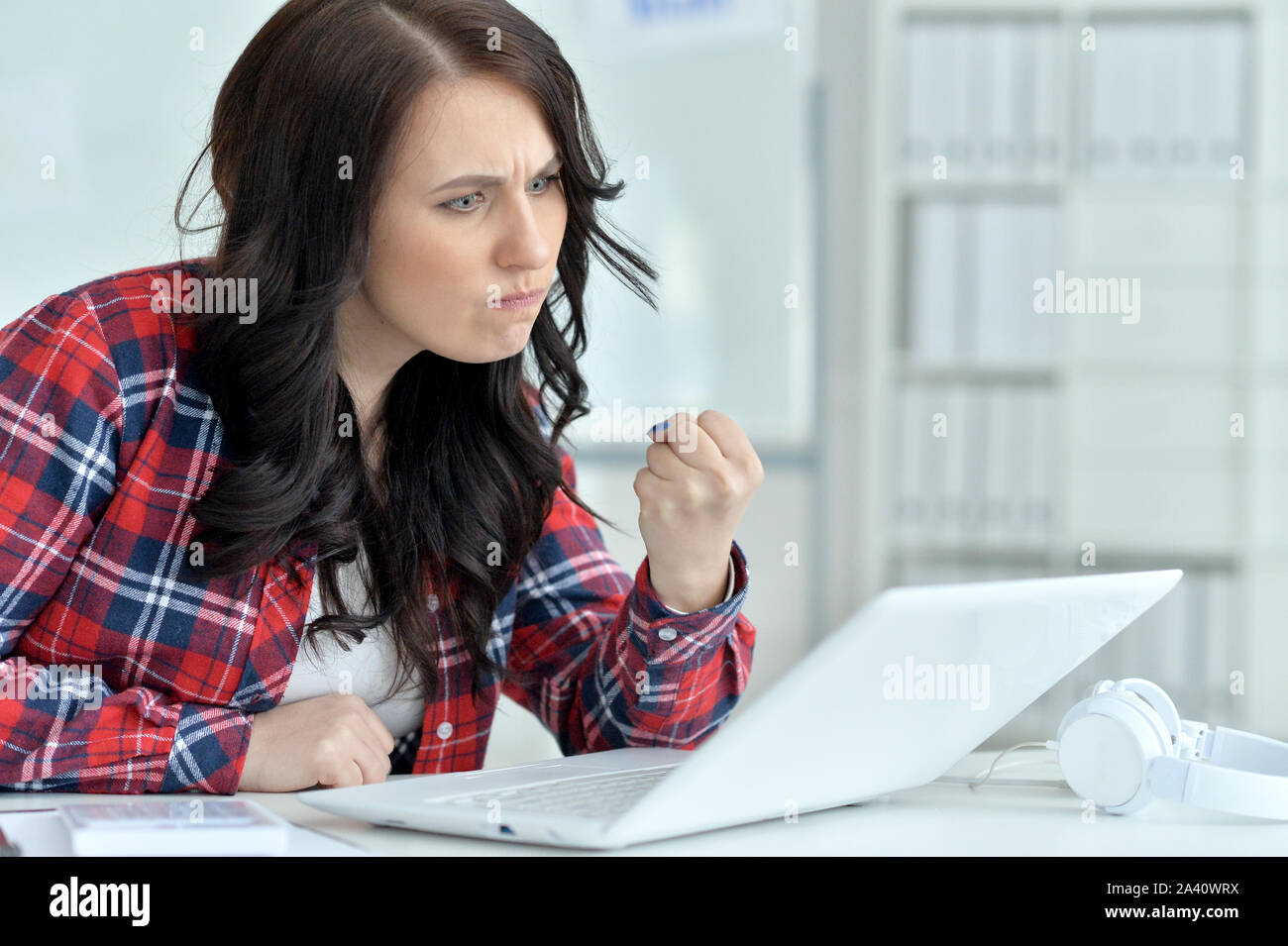 Portrait of angry businesswoman working in office Banque D'Images
