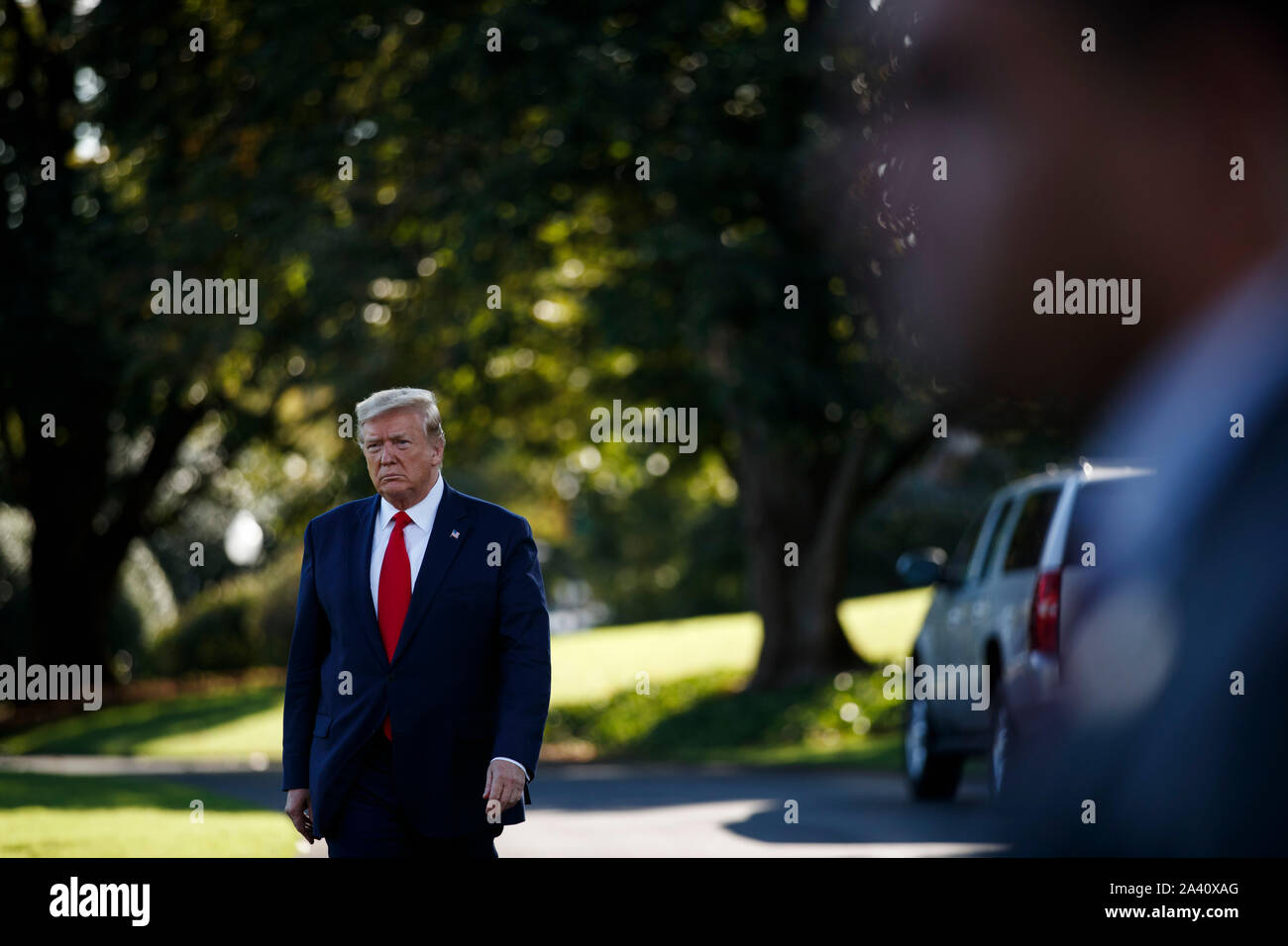 Washington, USA. 10 Oct, 2019. Le Président américain Donald Trump quitte la Maison Blanche à Washington, DC, États-Unis, le 10 octobre 2019. Le Président américain Donald Trump a dit jeudi qu'il espère jouer un rôle de médiateur entre la Turquie et les Kurdes de Syrie, et a également menacé de punir la Turquie si son offensive dans le nord-est de la Syrie va au-delà des limites. Credit : Ting Shen/Xinhua/Alamy Live News Banque D'Images