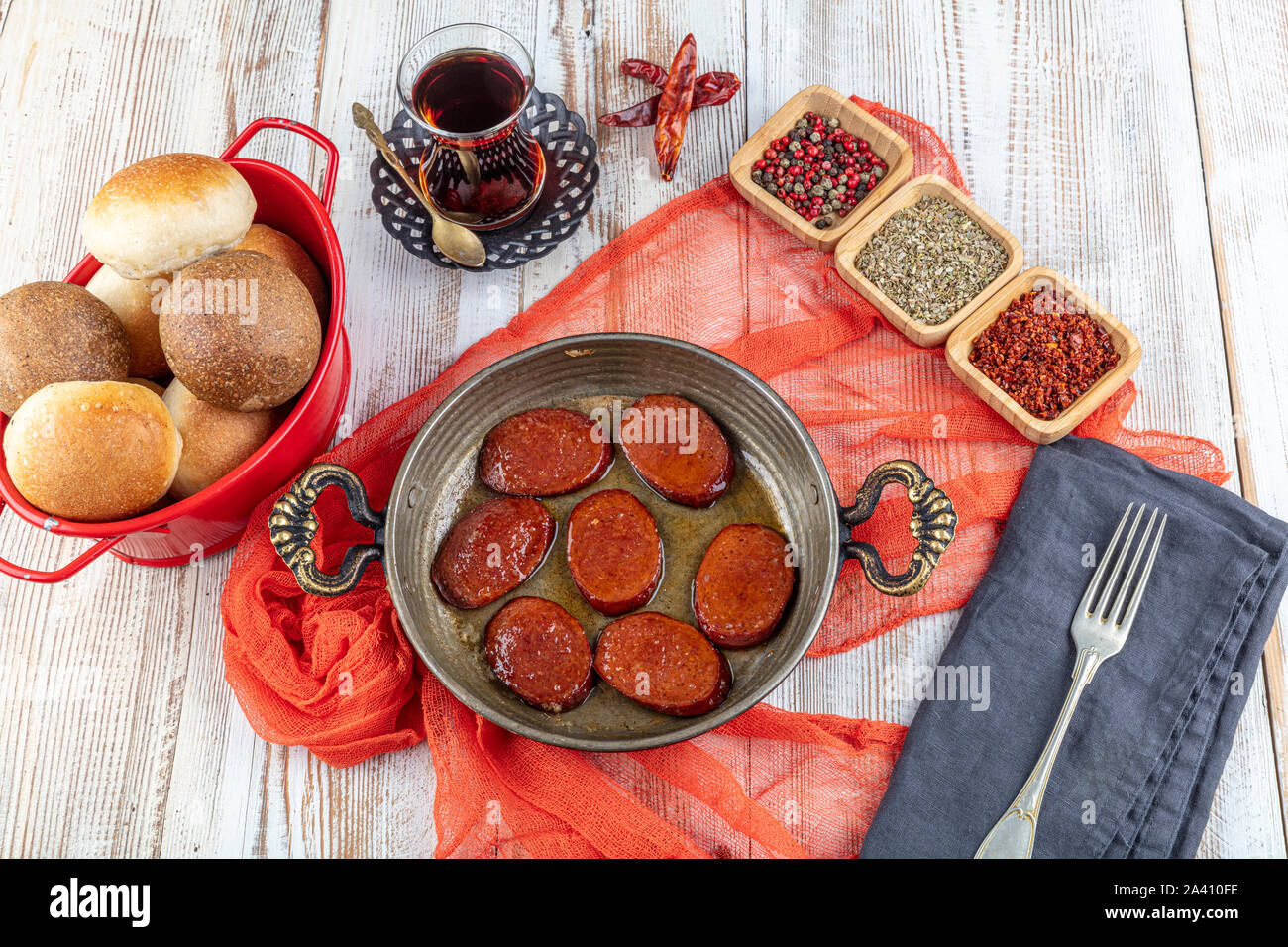 Avec un petit-déjeuner turc turc frit sucuk ,vue d'en haut. En saucisses pan cuivre. Banque D'Images