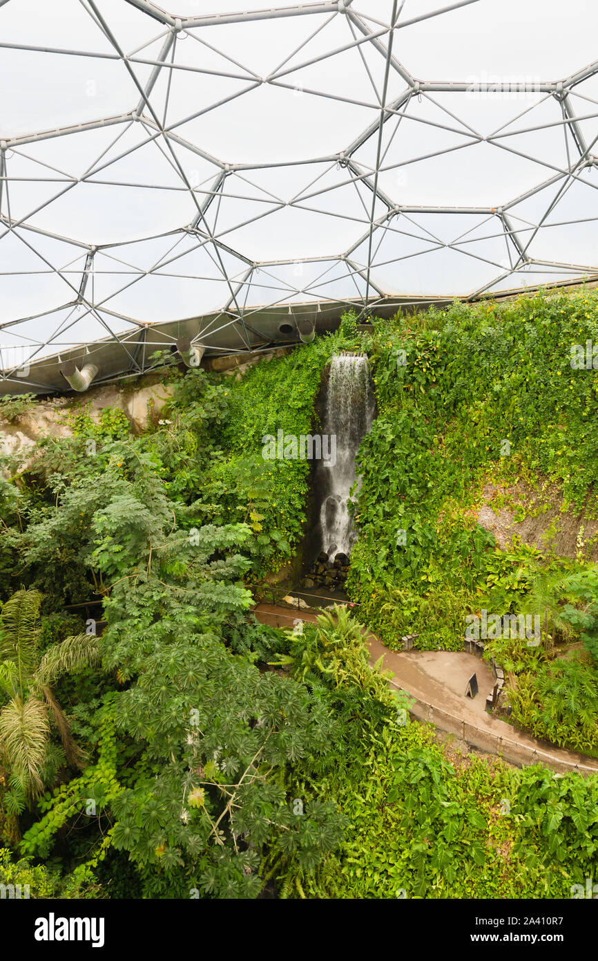 L'Eden Project cascade artificielle dans le biome de la forêt tropicale Banque D'Images