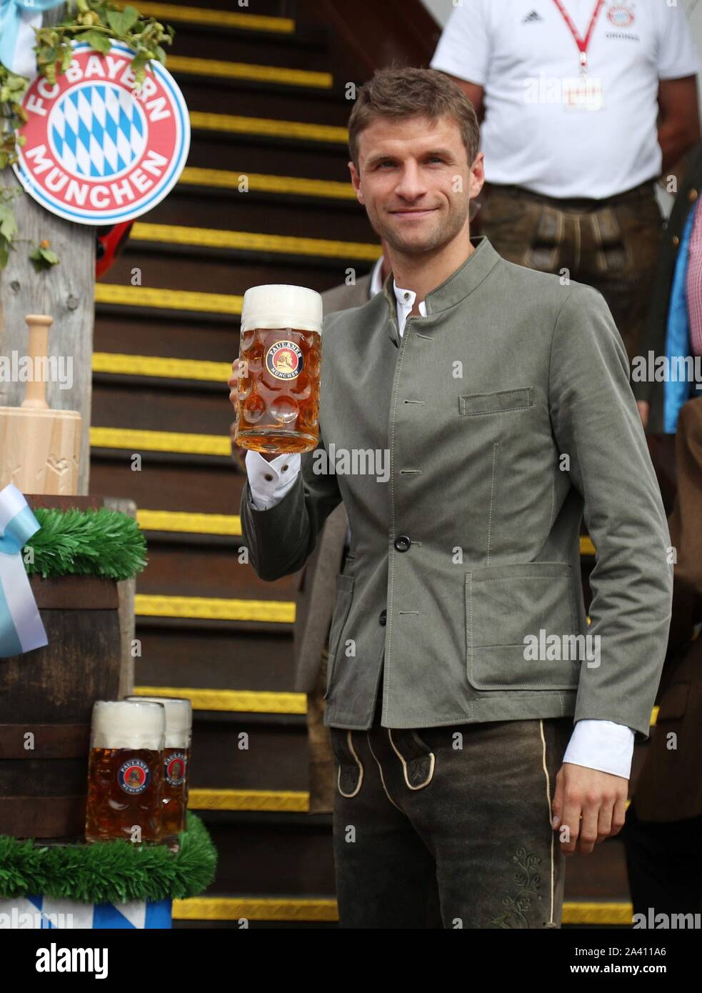 Munich, Allemagne. 06 Oct, 2019. firo : 06.10.2019, football, 1.Bundesliga, la saison 2019/2020, le FC Bayern Munich, l'Oktoberfest Oktoberfest, visite visite, Kaferzelt, Thomas MULLER | utilisée dans le monde entier : dpa Crédit/Alamy Live News Banque D'Images