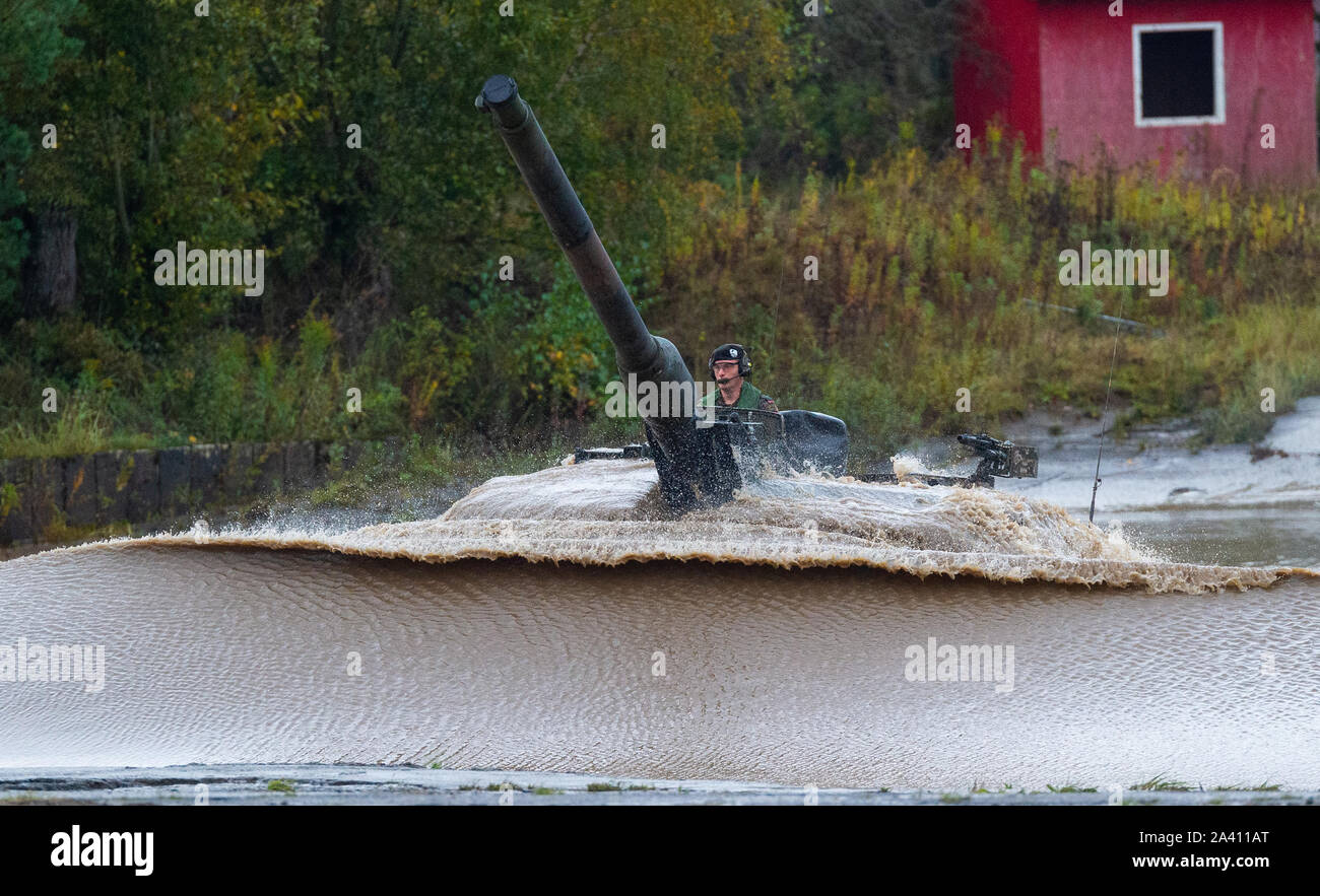 Munster, Allemagne. Oct 11, 2019. Au cours de l'exercice d'entraînement de l'information Opérations terrestres '2019', un Leopard 2A6 char de combat des Forces armées allemandes à travers un bassin de lecteurs de l'eau. Dans l'exercice d'entraînement de l'information Opérations terrestres 2019 des forces armées allemandes, l'armée, le Service médical et les Forces cybernétiques démontrer leurs capacités en devant des publics de la maison et à l'étranger. Credit : Philipp Schulze/dpa/Alamy Live News Banque D'Images