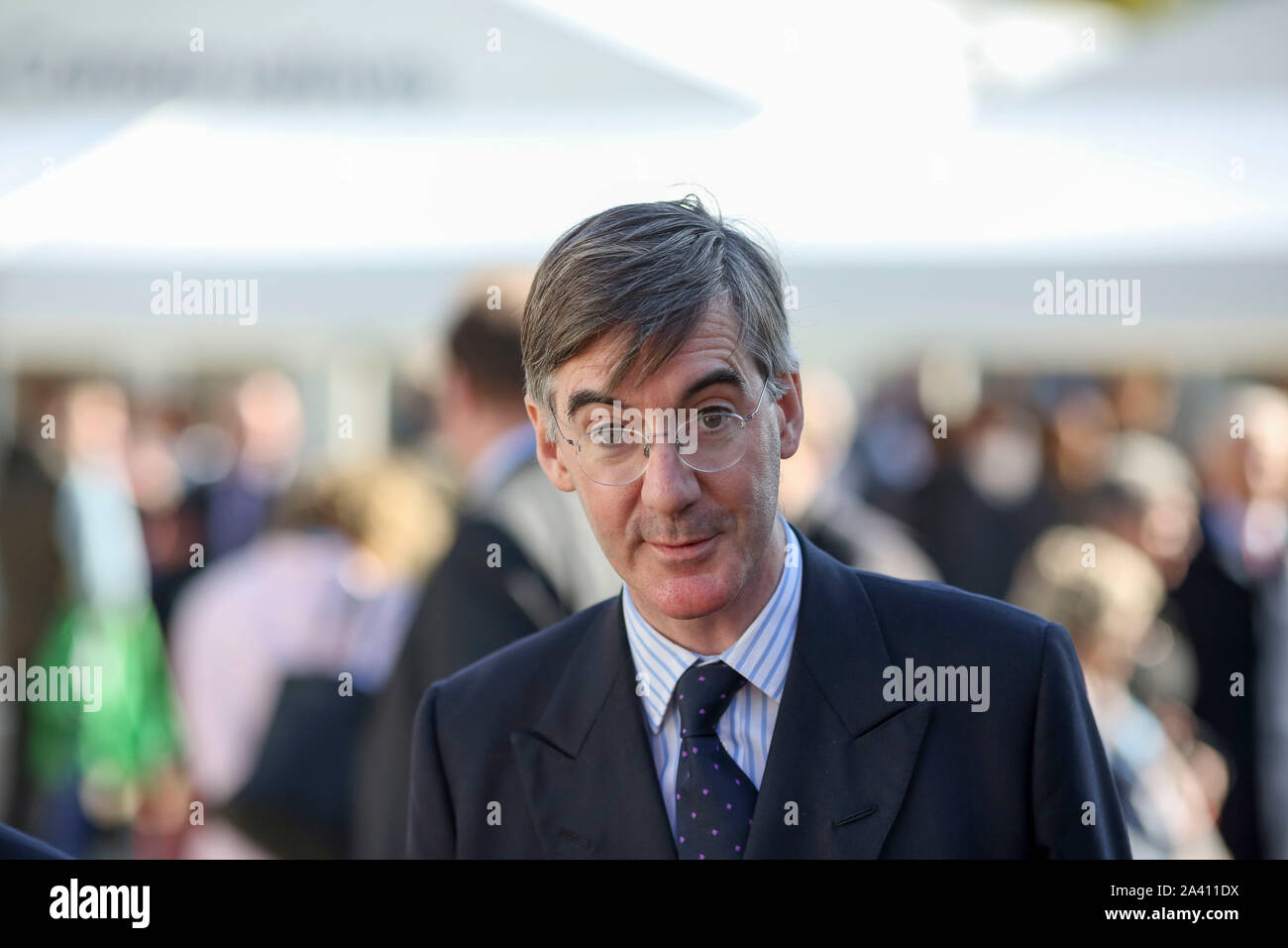 © Chris Bull. 02/11/19 Manchester , Royaume-Uni. 2019 Conférence du parti conservateur à Manchester Central. Jacob Rees-Mogg quitte le centre de conférence après que le premier ministre Boris Johnson delivererd son discours sur le dernier jour de la conférence (aujourd'hui mercredi 2 octobre 2019) crédit photo : CHRIS BULL Banque D'Images