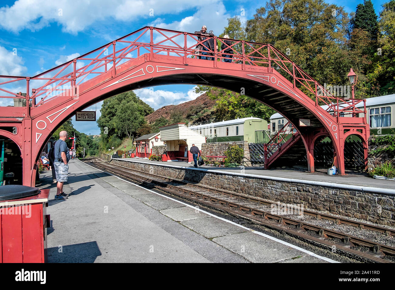 Goathland Station, NORTH YORK MOORS RAILWAY PASSERELLE RELIANT PLAFORMS À GOATHLAND STATION. Banque D'Images