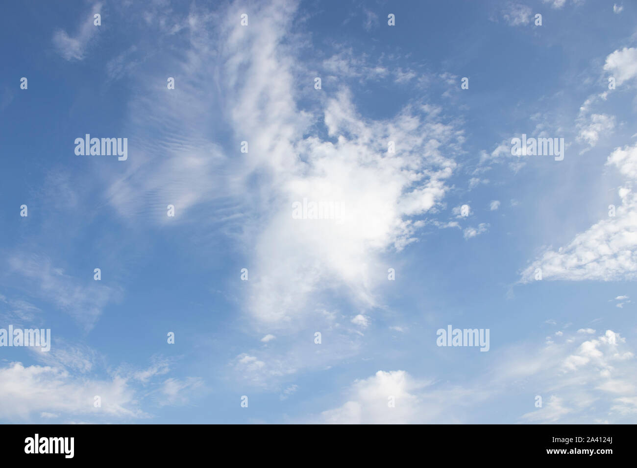 Des nuages blancs de fond de ciel bleu, texture naturelle. Banque D'Images