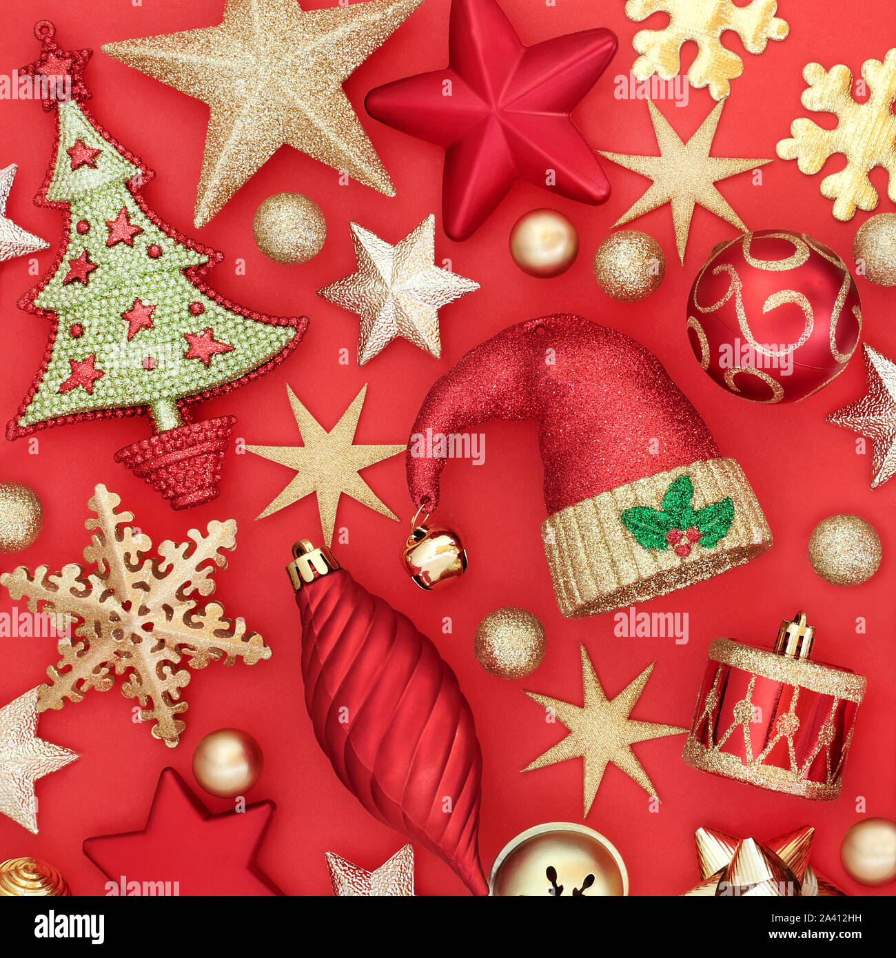 Décorations de Noël sur fond rouge. Carte de vœux traditionnels pour les fêtes. Banque D'Images