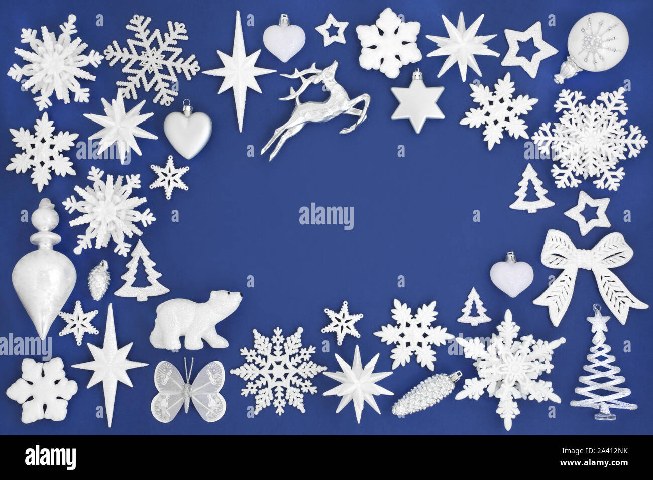 Décorations de Noël Boules et formant un motif de fond sur bleu avec copie espace. Symboles traditionnels pour les fêtes. Banque D'Images