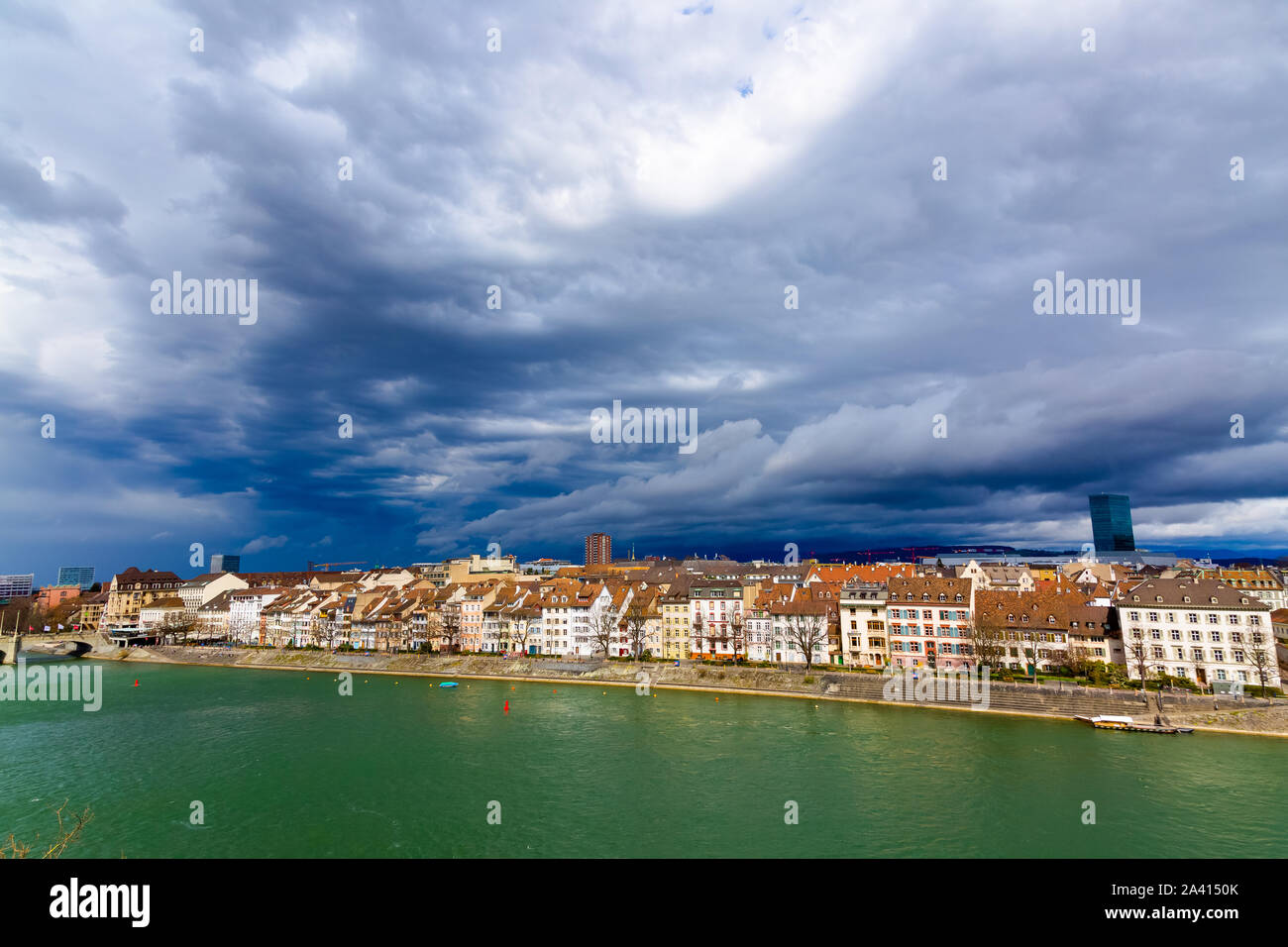 L'architecture de Bâle le long du Rhin et les nuages de tempête à Bâle, Suisse. Banque D'Images