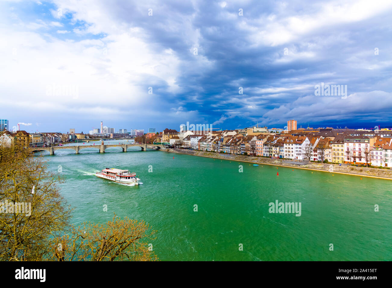 Le ferry suit le Rhin dans la ville de Bâle, Suisse Banque D'Images