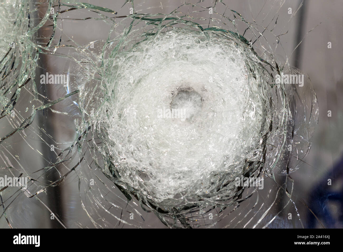 Les échantillons de verre pare-test. Glass a passé le test après le feu sur lui avec une arme à feu. Les balles n'a pas briser le verre de perforants Banque D'Images