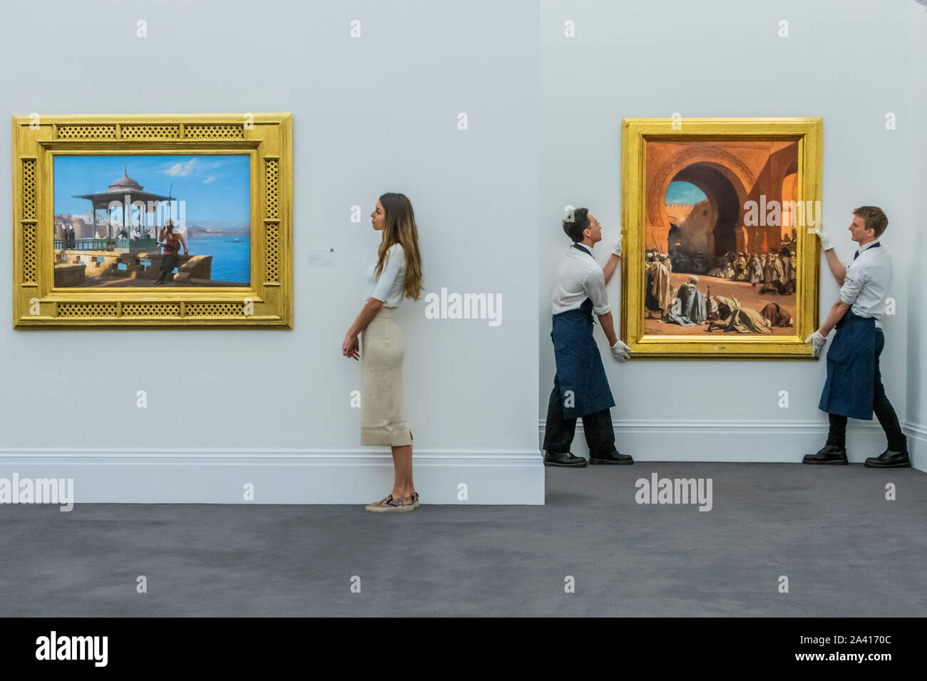 Londres, Royaume-Uni. Oct 11, 2019. Jean-Léon Gérôme, le Harem dans le Kiosque, huile sur toile, 1870, (est. 3,000,000-5,000 000 € et Jean-Joseph Benjamin-Constant (Français, 1845-1902), le Roi du Maroc de quitter pour recevoir un ambassadeur européen, huile sur toile, est. €000 400,000-600 - Sotheby's offre 40 oeuvres de la légendaire Najd Collection dans une vente aux enchères dédiée à la soirée du 22 octobre 2019. Les 155 peintures, Never-Before-vus ensemble en tant que groupe, seront à la vue du public à partir de 11 - 15 octobre. Crédit : Guy Bell/Alamy Live News Banque D'Images