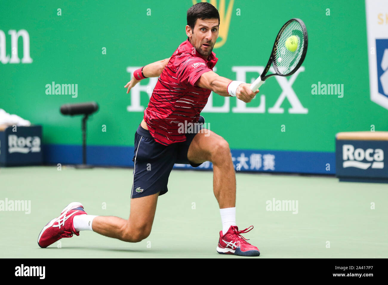 Joueur de tennis Serbe Novak Djokovic est en concurrence avec le joueur de tennis professionnel grec Stefanos Tsitsipas au cours de la finale des Masters de Shanghai Rolex 2019, à Shanghai, Chine, 11 octobre 2019. Joueur de tennis Serbe Novak Djokovic a été défait par le joueur de tennis professionnel grec Stefanos Tsitsipas avec 1-2 lors de la finale de 2019 Rolex Masters de Shanghai, à Shanghai, Chine, 11 octobre 2019. Banque D'Images