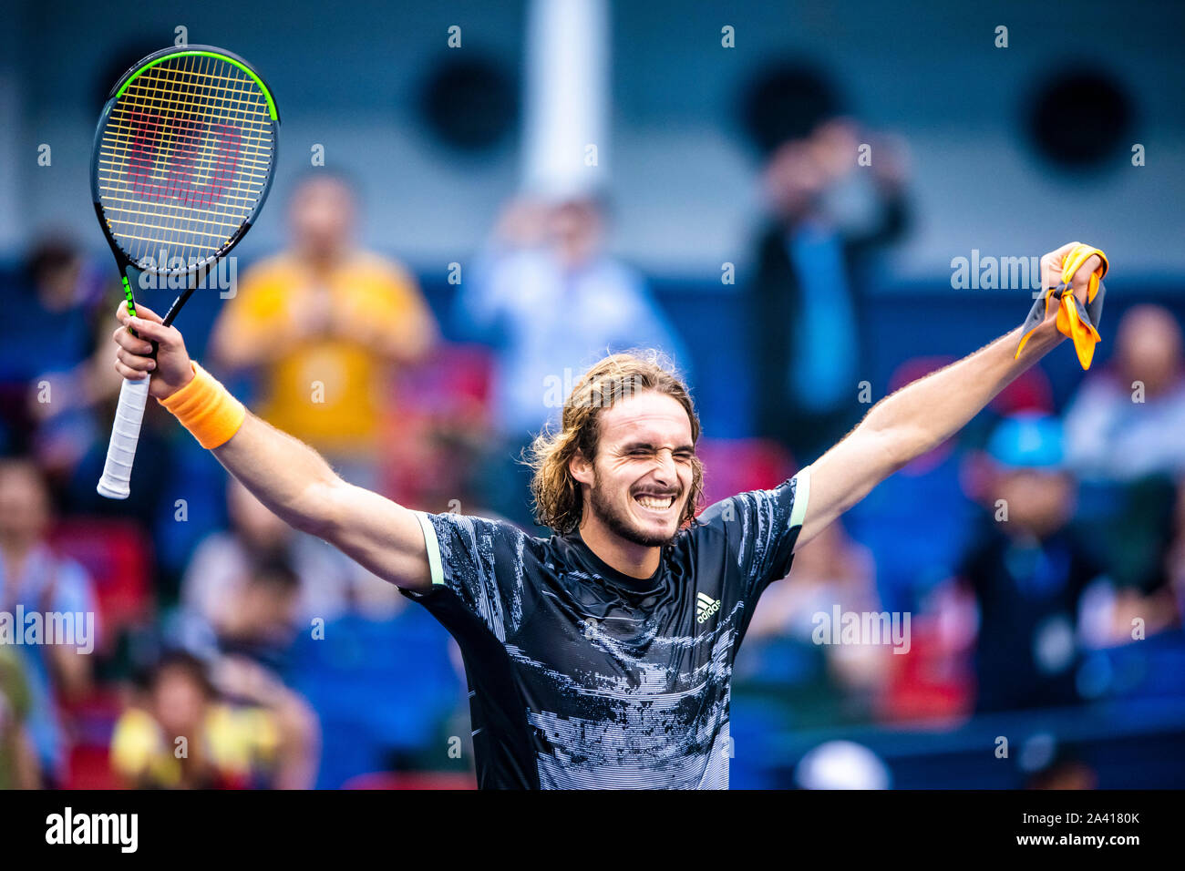 Joueur de tennis professionnel grec Stefanos Tsitsipas célèbre après avoir battu le Serbe Novak Djokovic, joueur de tennis professionnel lors de la finale de 2019, Rolex Masters de Shanghai à Shanghai, Chine, 11 octobre 2019. Joueur de tennis Serbe Novak Djokovic a été défait par le joueur de tennis professionnel grec Stefanos Tsitsipas avec 1-2 lors de la finale de 2019 Rolex Masters de Shanghai, à Shanghai, Chine, 11 octobre 2019. Banque D'Images