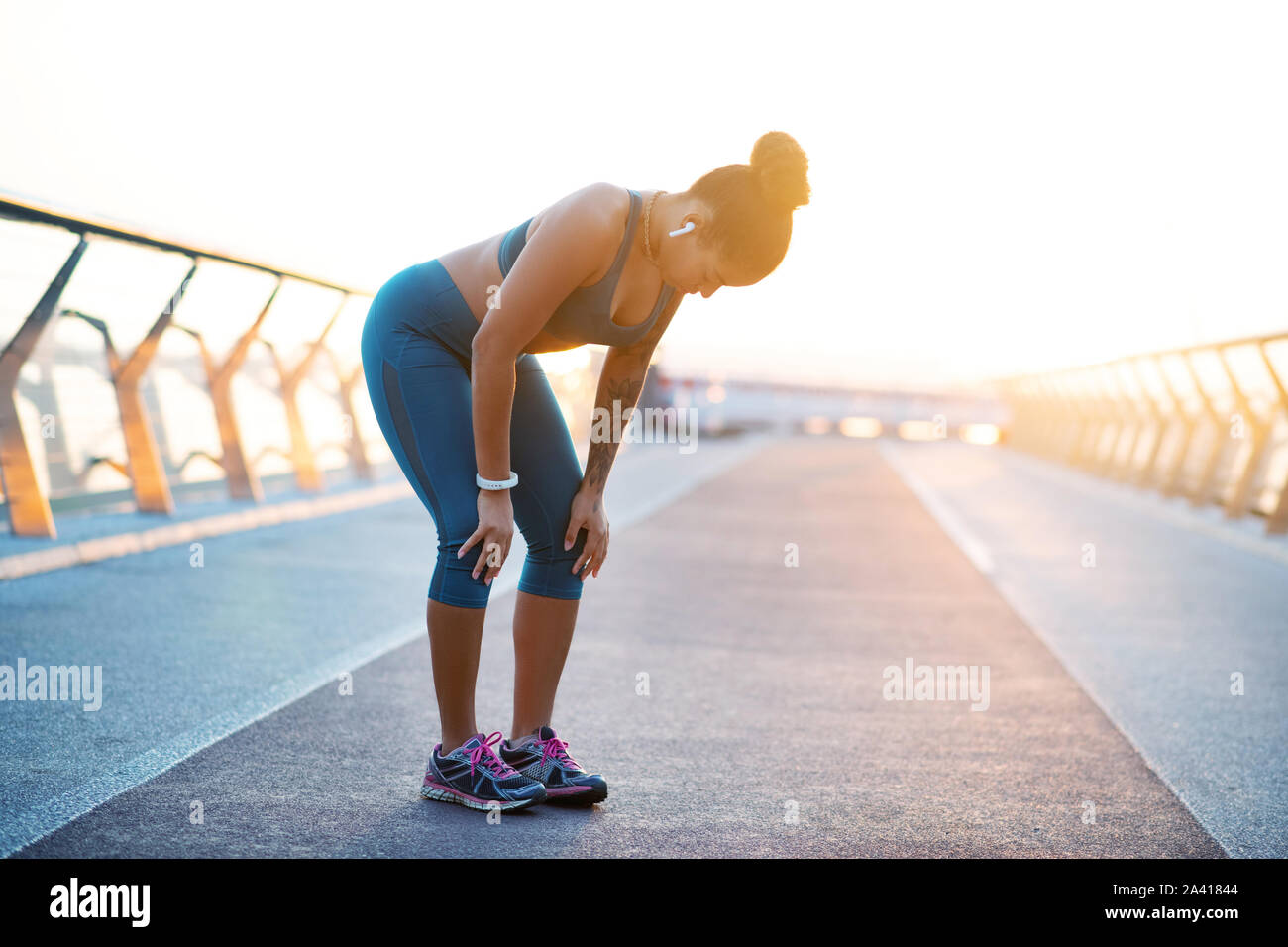 Dark-haired young woman wearing earphones lente respiration Banque D'Images