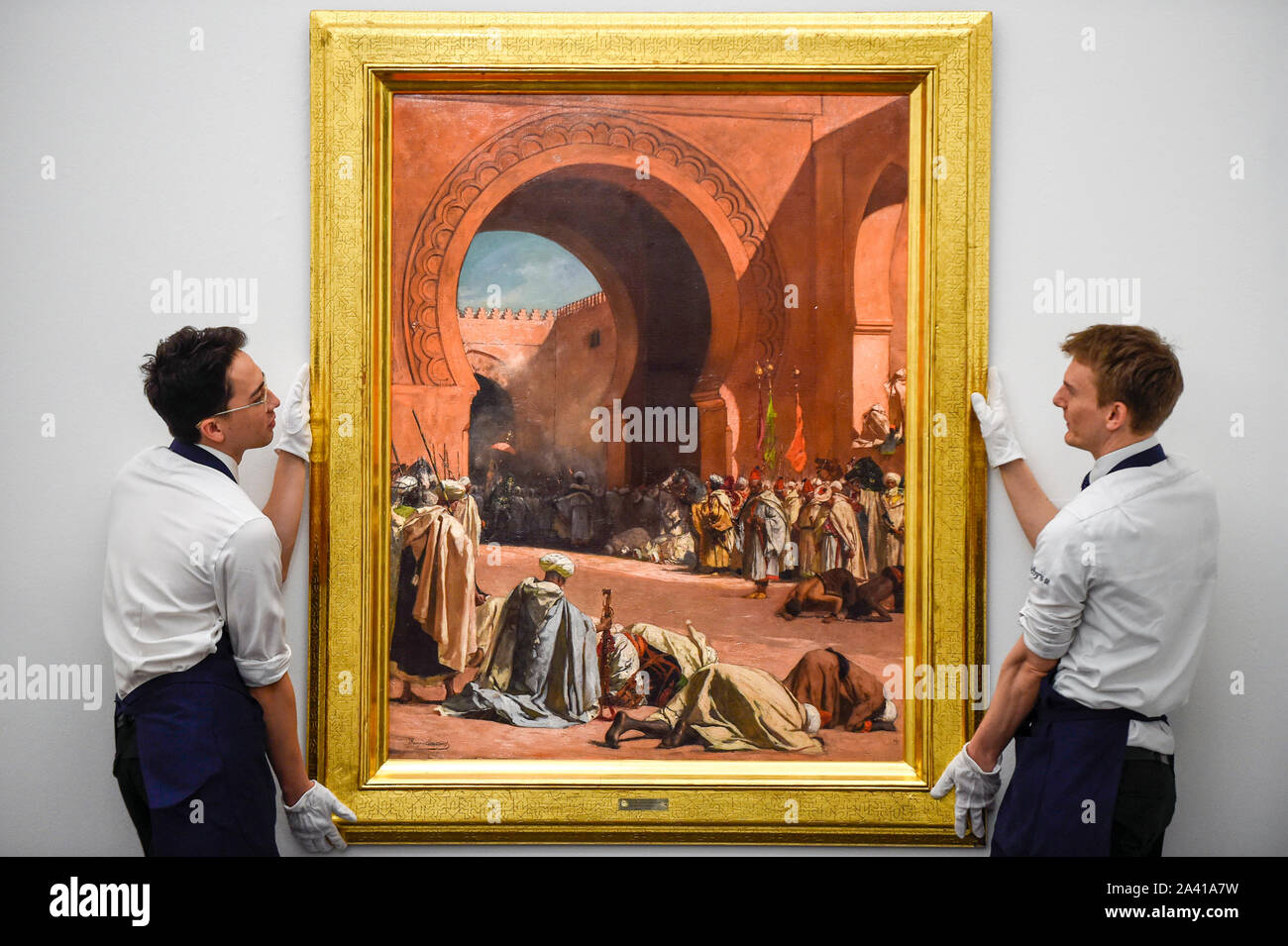 Londres, Royaume-Uni. 11 octobre 2019. Les techniciens présents 'Le Roi du Maroc de quitter pour recevoir un ambassadeur européen', par Jean Joseph Benjamin Constant, (Est) GBP400-600k. Essai d'œuvres de la collection de peintures orientalistes Najd chez Sotheby's à New Bond Street, qui enregistrent la vie quotidienne dans le quartier historique, arabe et islamique Ottoman tous les 155 peintures sont à la vue du public 11- 15 octobre, avec 40 oeuvres qui seront mises aux enchères le 22 octobre. Crédit : Stephen Chung / Alamy Live News Banque D'Images