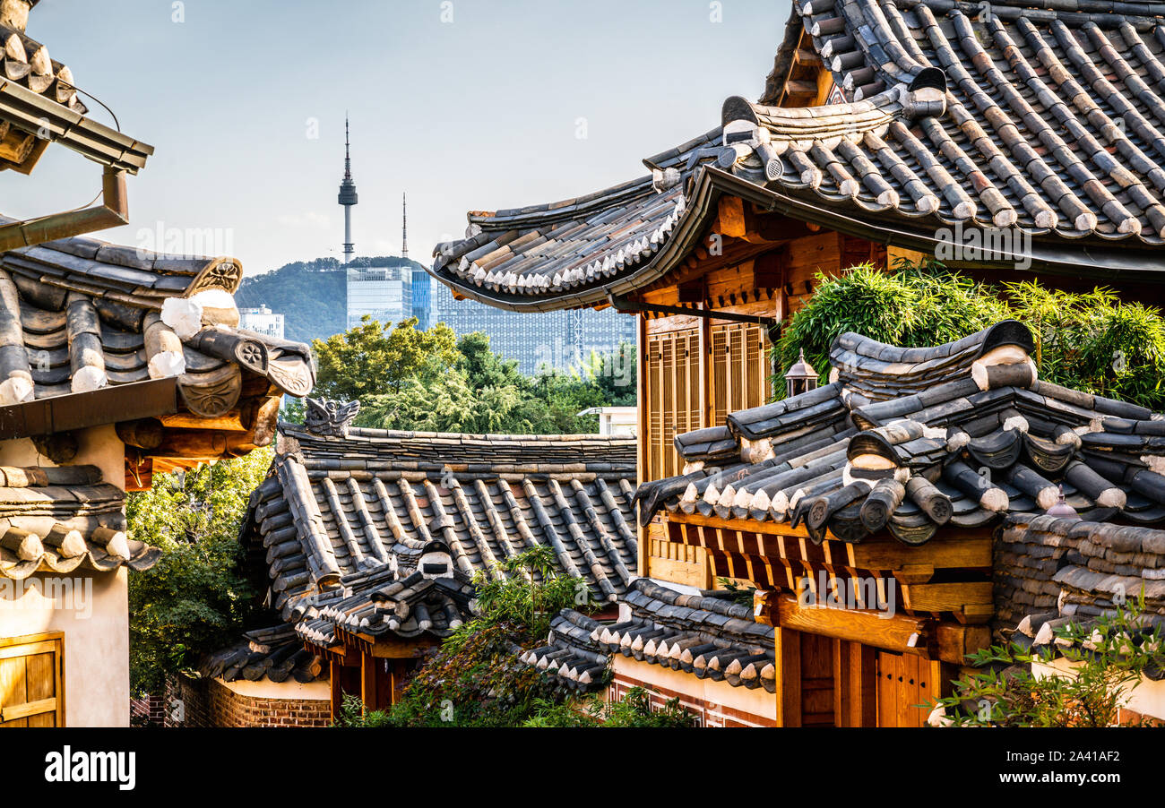 Le village de Bukchon Hanok vue panoramique de Séoul avec vue sur les toits et la tour dans la distance en Corée du Sud Banque D'Images