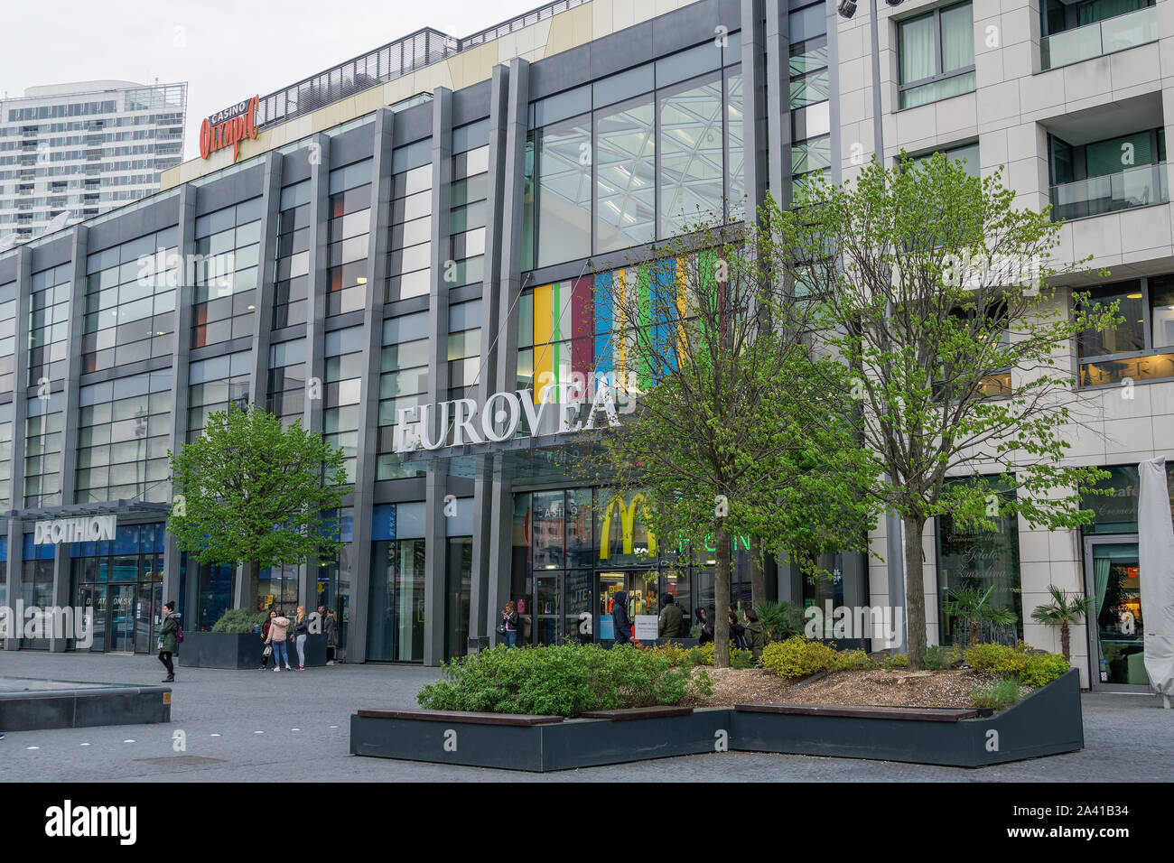 Bratislava, Slovaquie Centre Eurovea comprenant la façade du centre commercial. Vue extérieure du centre commercial moderne et de détail complexe résidentiel dans la capitale slovaque. Banque D'Images